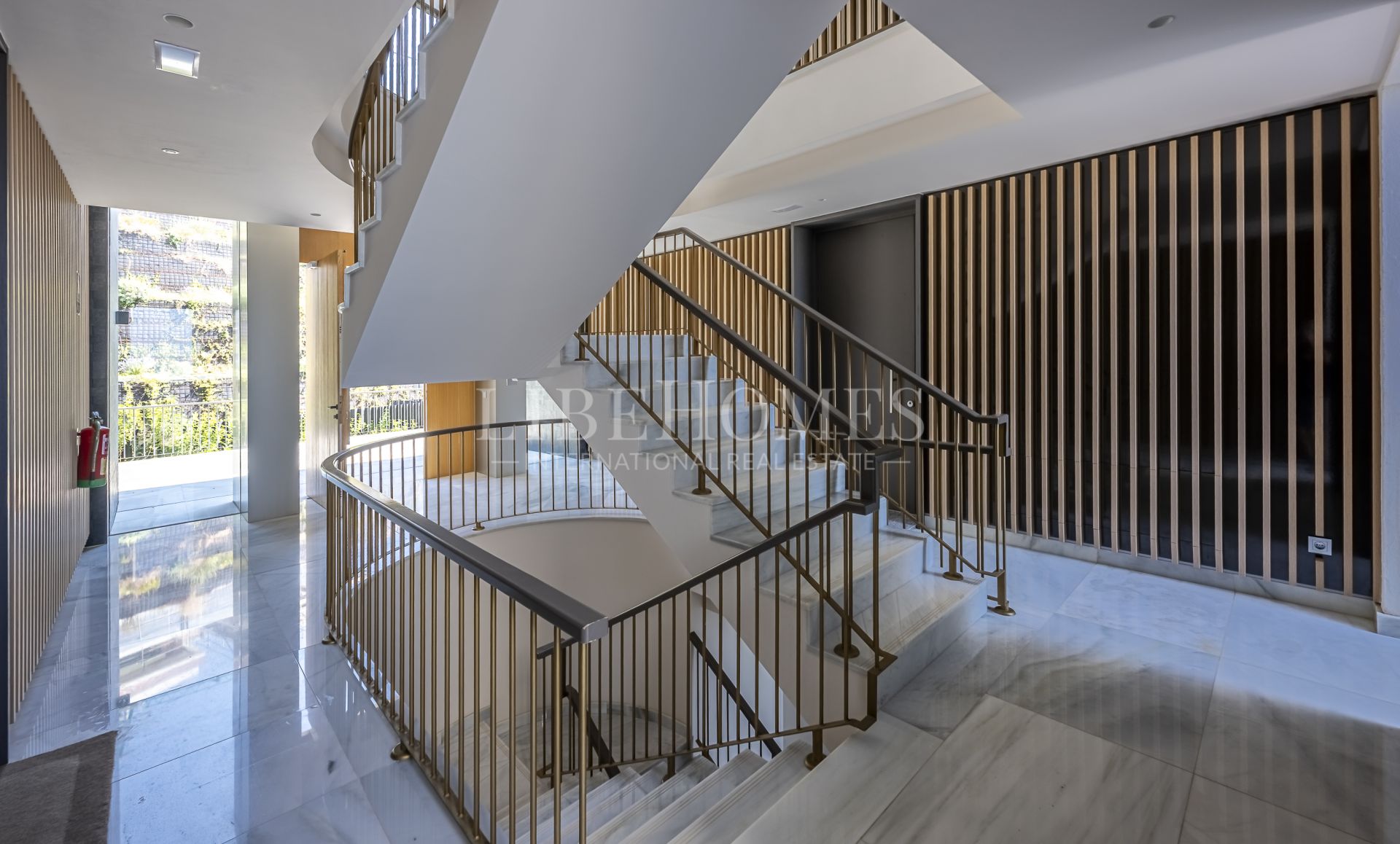 Apartamento con vistas panorámicas al mar en Byu Hills, Benahavis