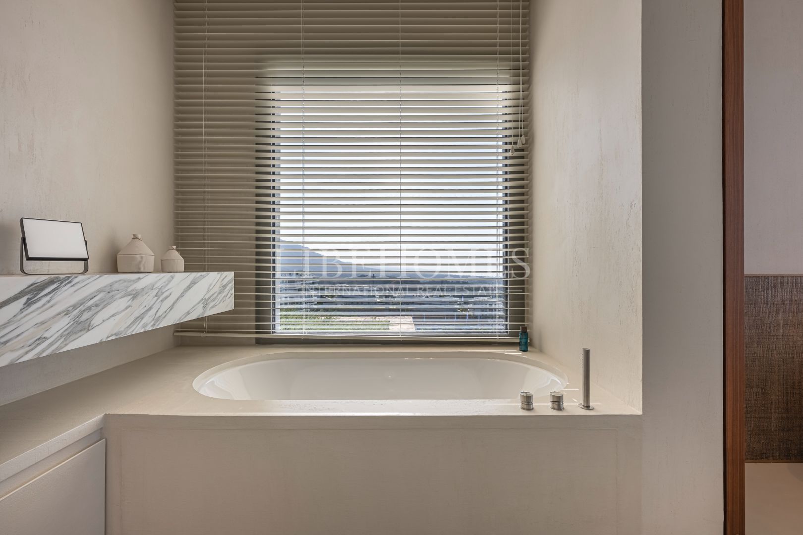 Apartamento con vistas panorámicas al mar en Byu Hills, Benahavis