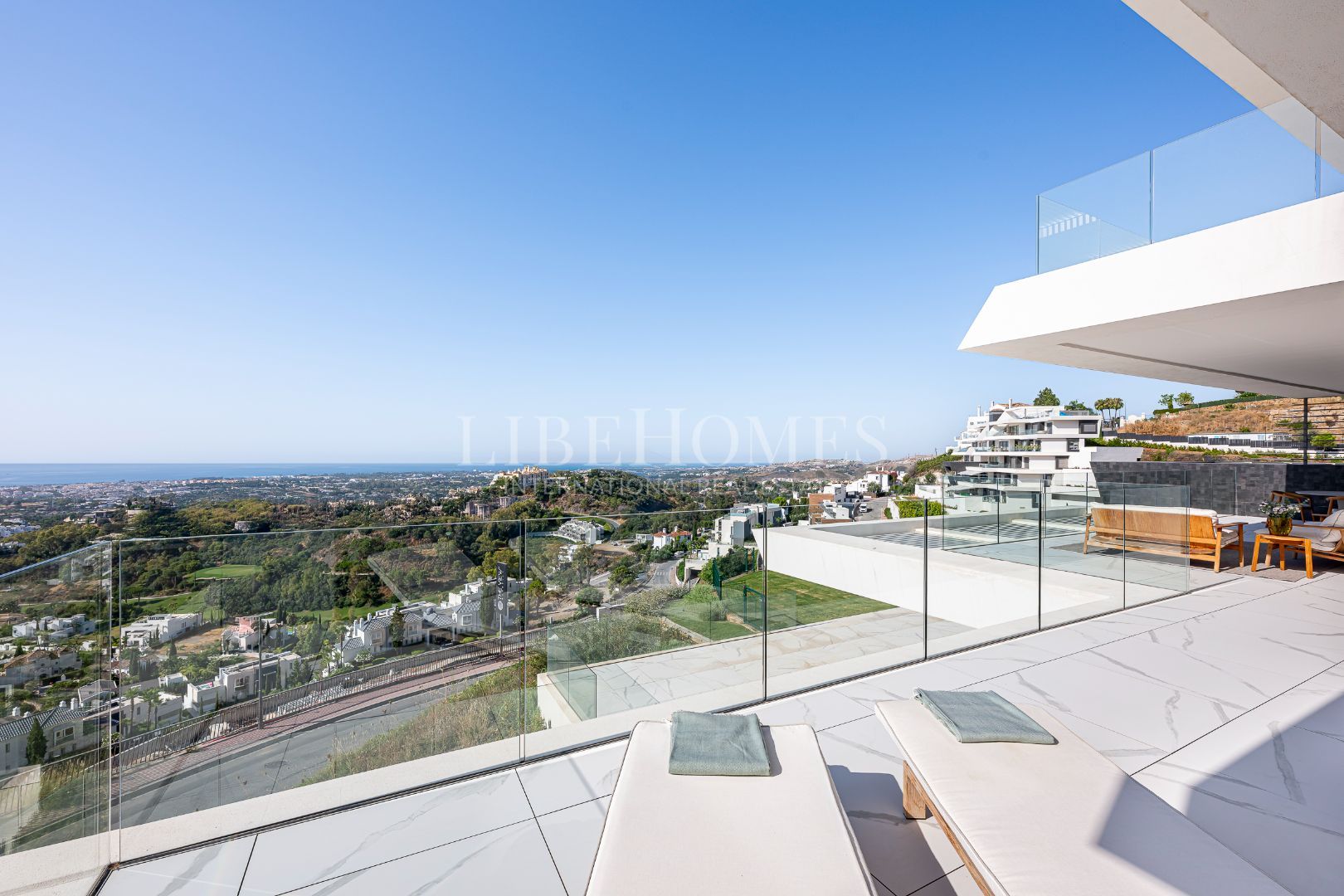 Apartamento con vistas panorámicas al mar en Byu Hills, Benahavis