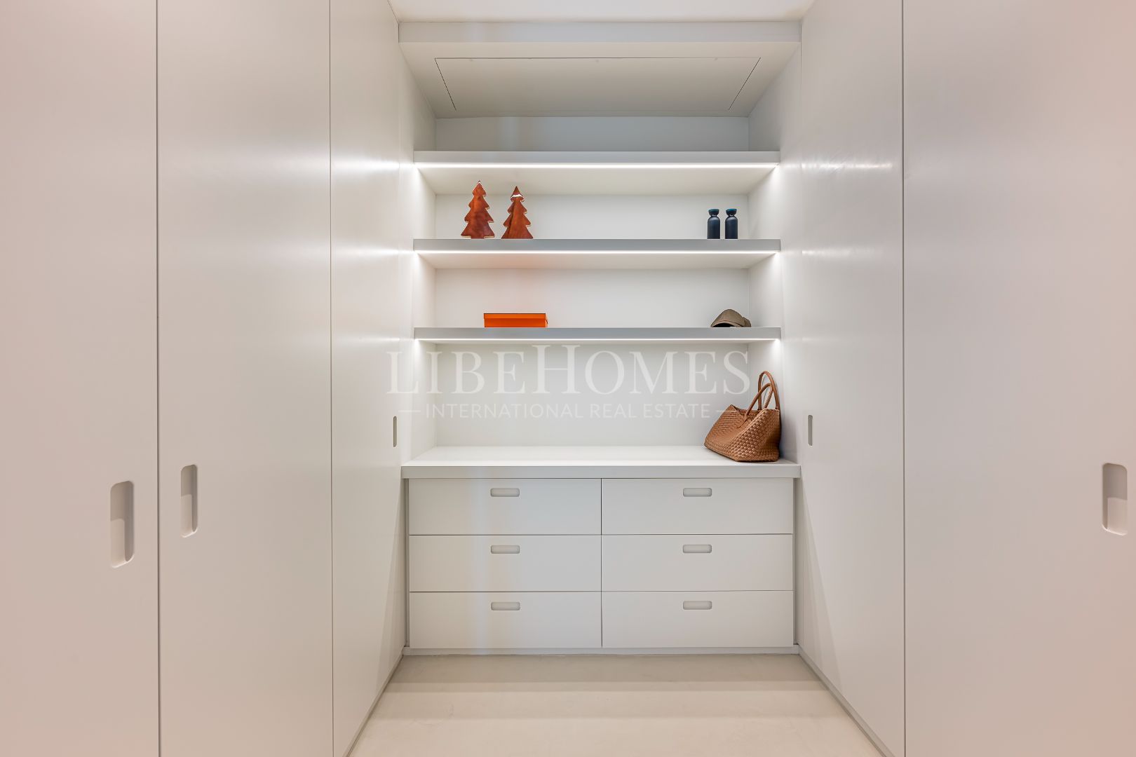 Apartamento con vistas panorámicas al mar en Byu Hills, Benahavis