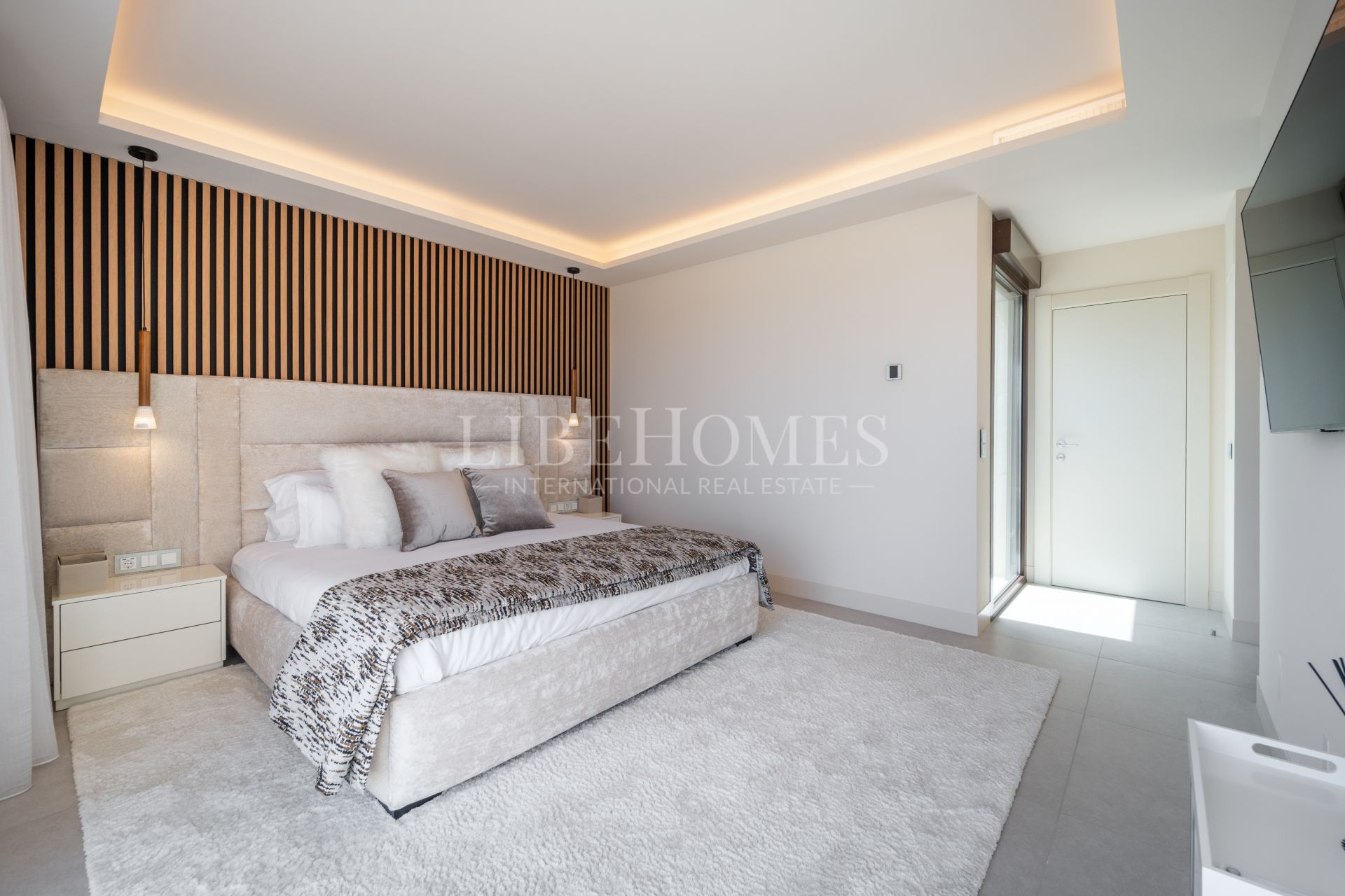 Casa adosada en primera línea de playa, con piscina privada, Estepona