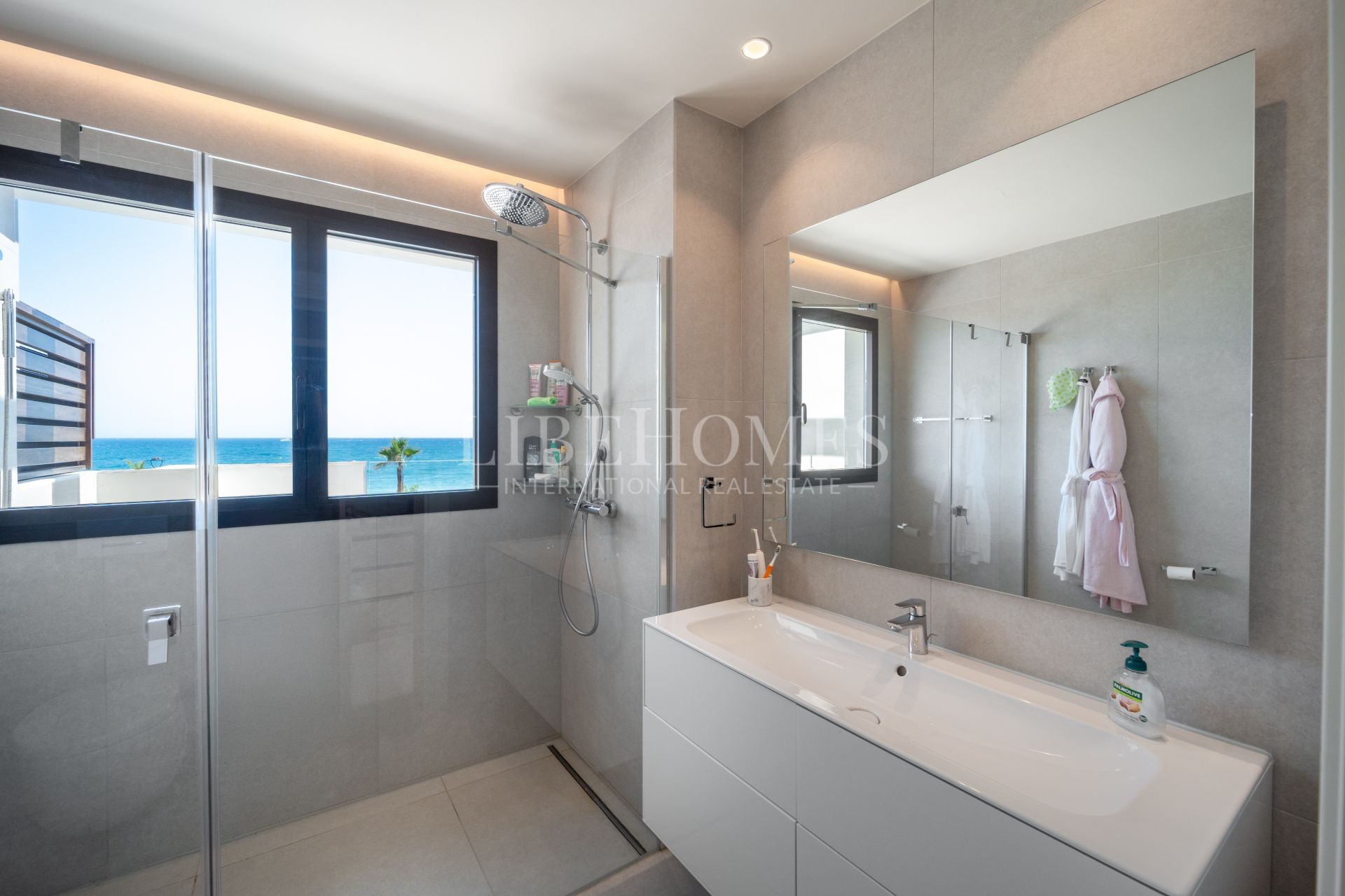 Casa adosada en primera línea de playa, con piscina privada, Estepona