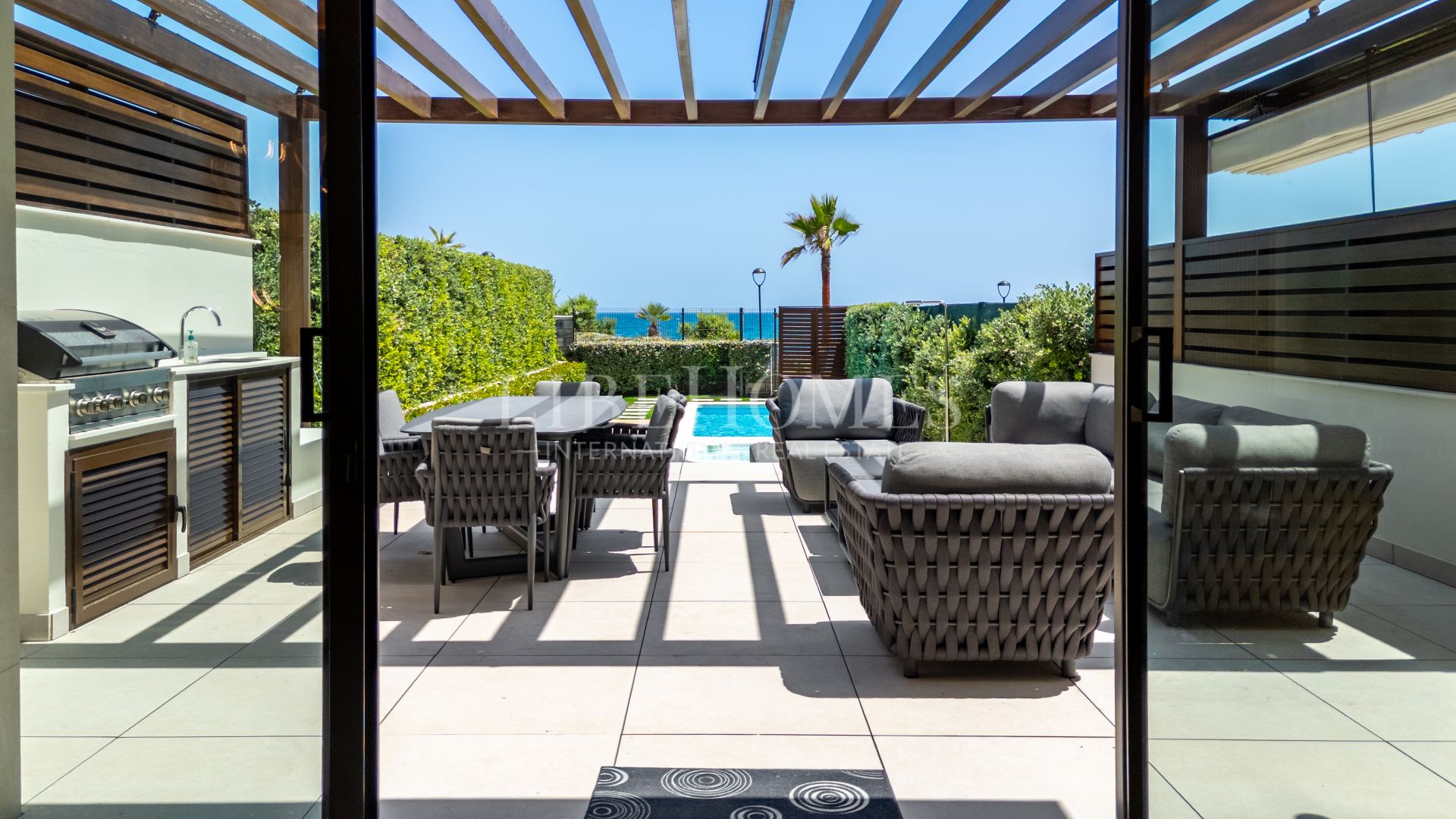 Casa adosada en primera línea de playa, con piscina privada, Estepona