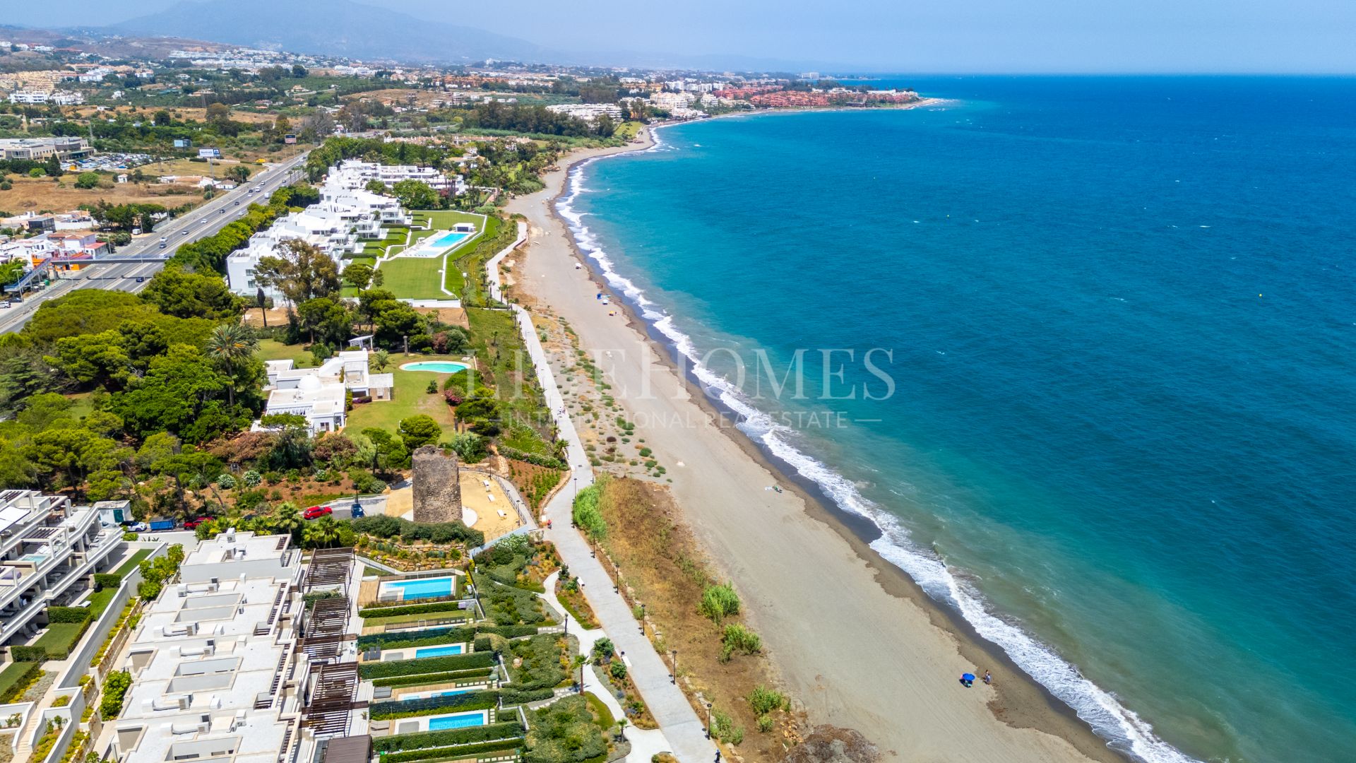 Casa adosada en primera línea de playa, con piscina privada, Estepona