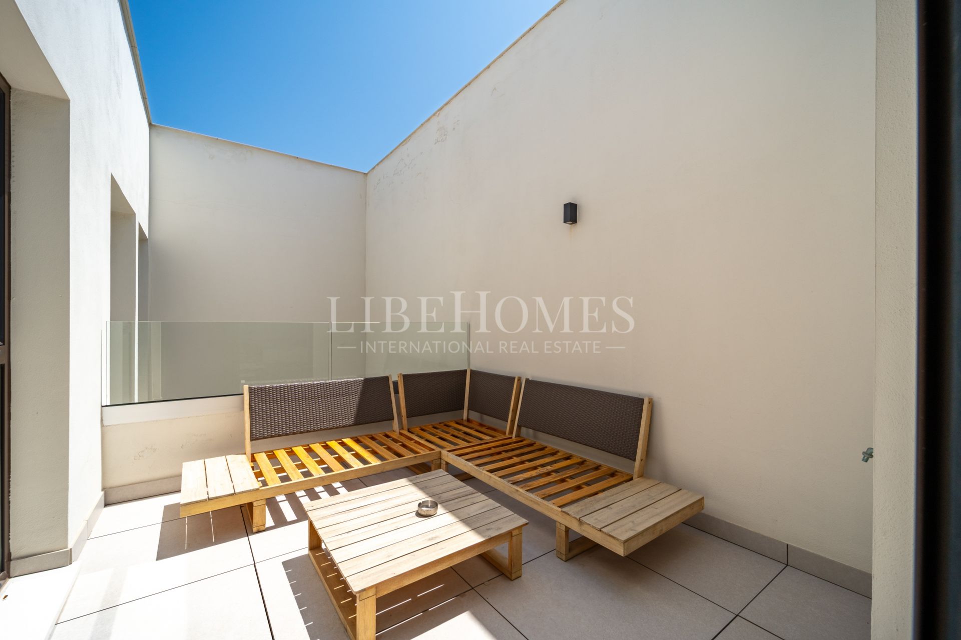 Casa adosada en primera línea de playa, con piscina privada, Estepona