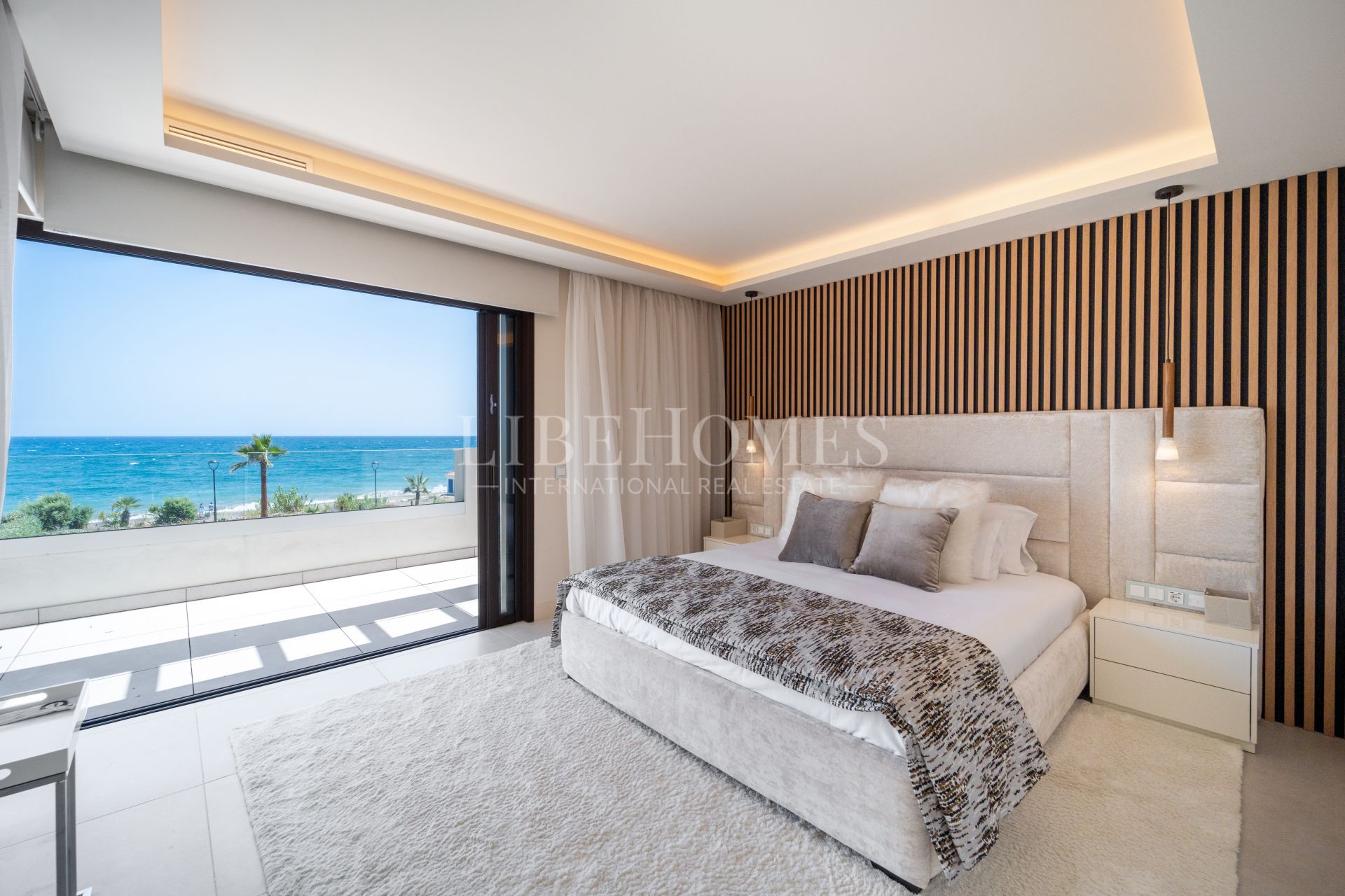 Casa adosada en primera línea de playa, con piscina privada, Estepona