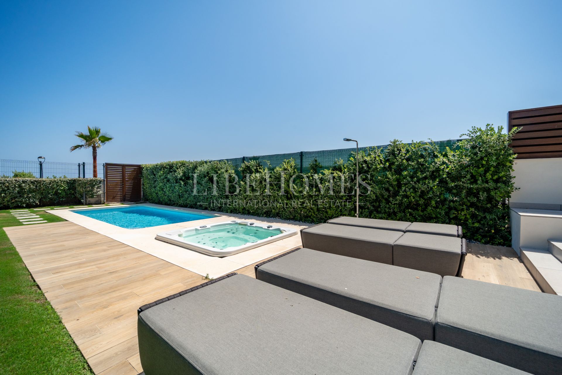 Casa adosada en primera línea de playa, con piscina privada, Estepona