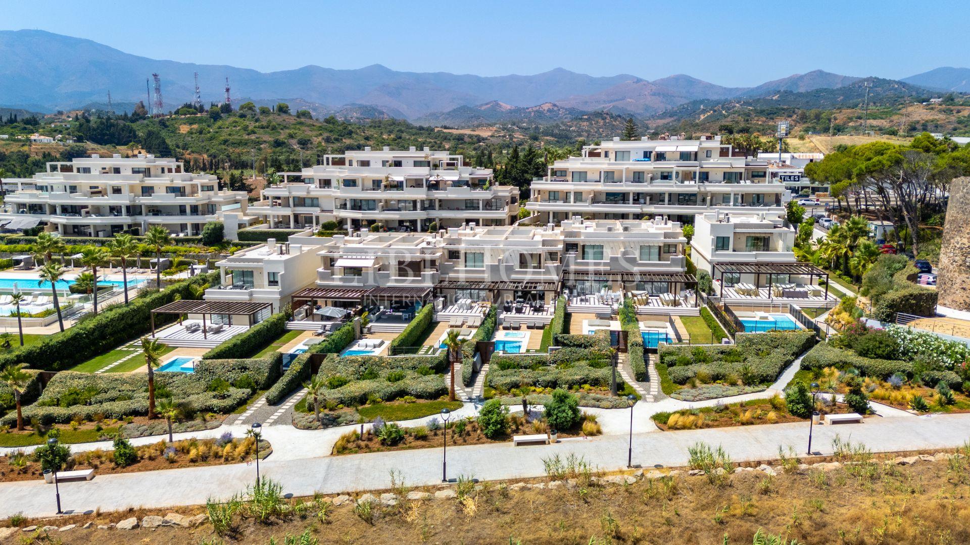 Casa adosada en primera línea de playa, con piscina privada, Estepona