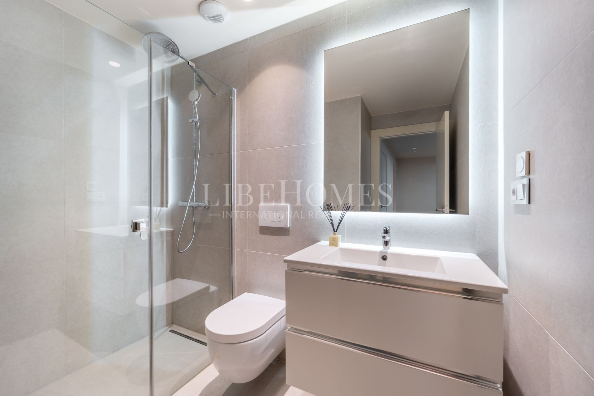 Casa adosada en primera línea de playa, con piscina privada, Estepona