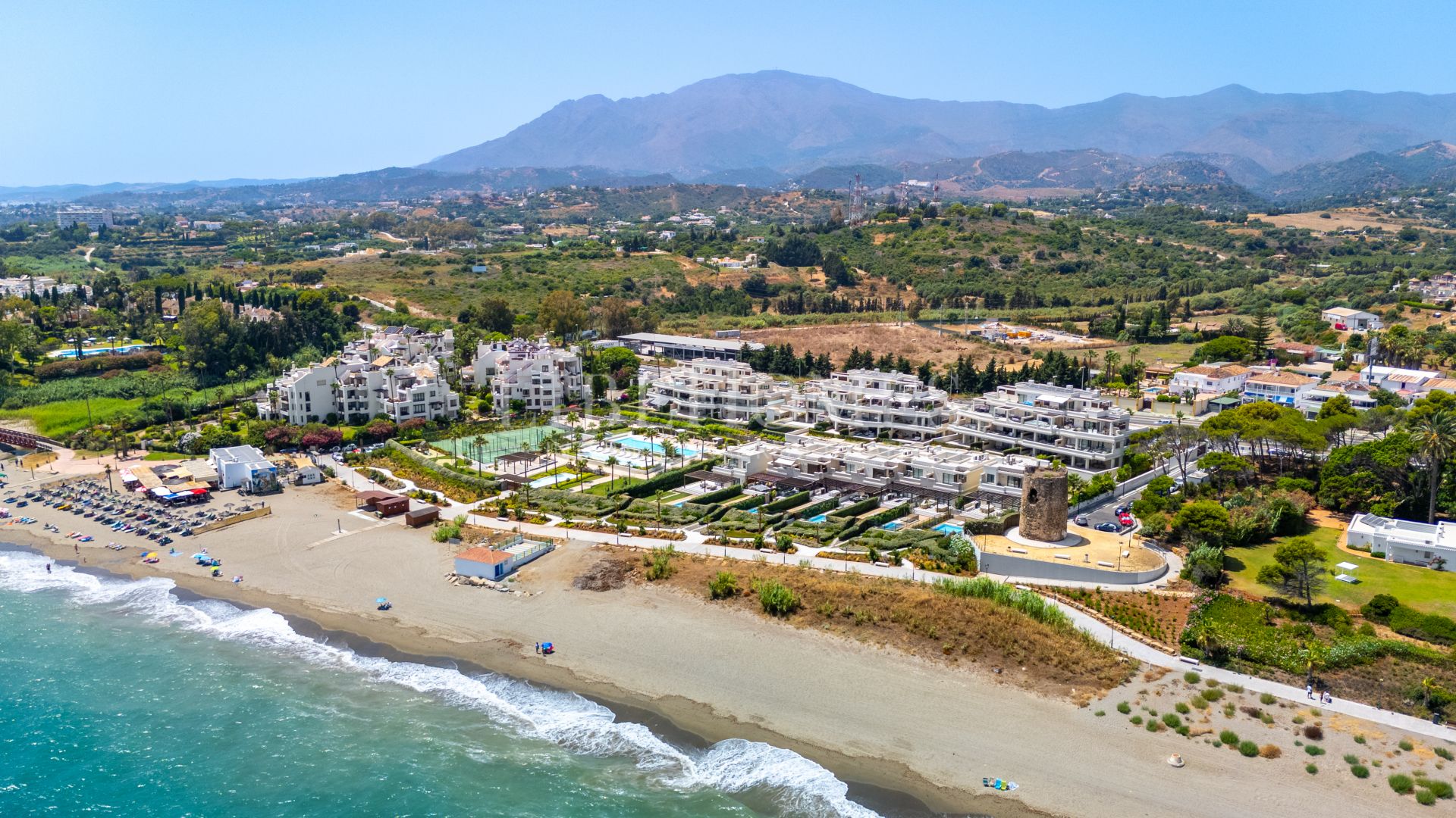 Casa adosada en primera línea de playa, con piscina privada, Estepona