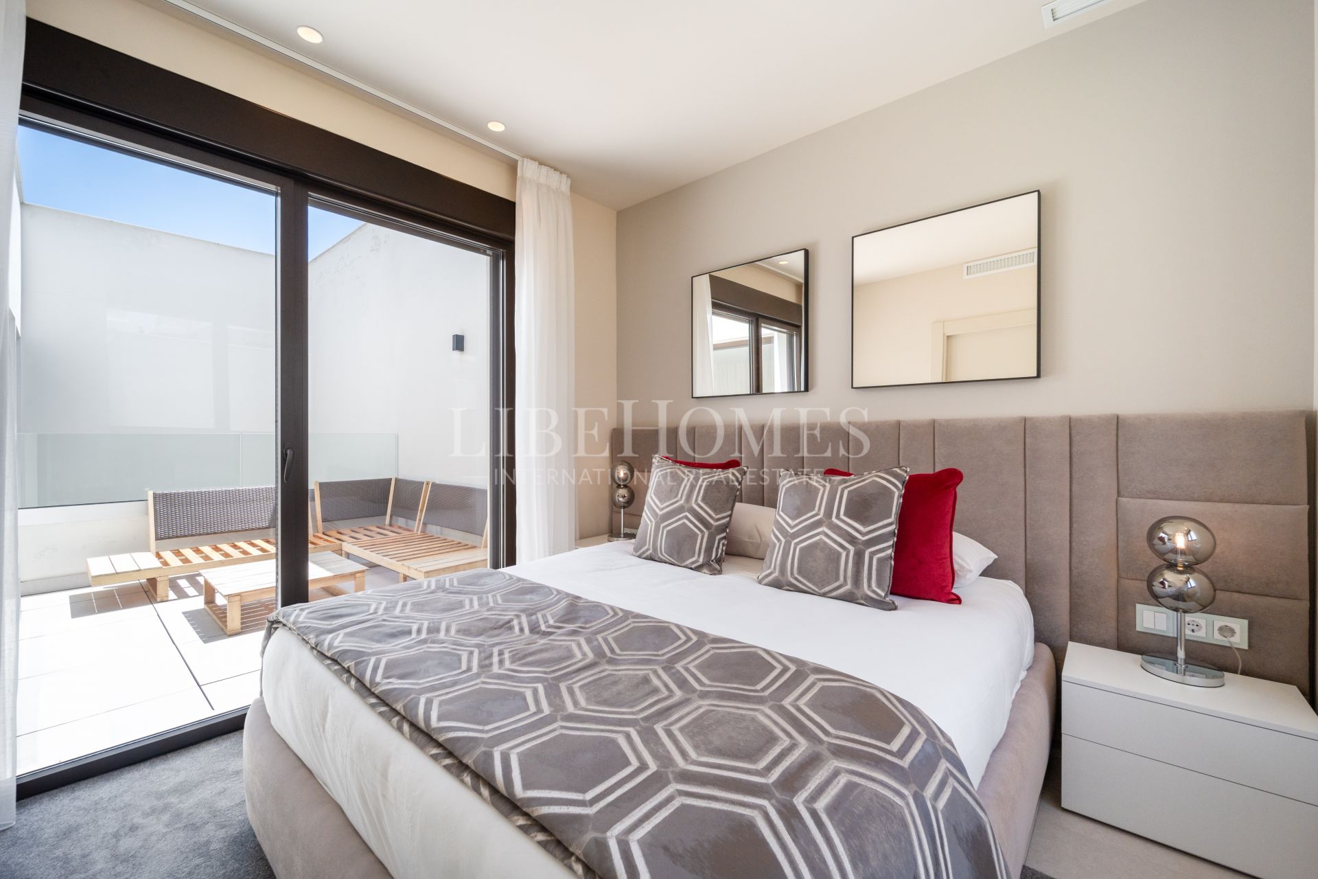 Casa adosada en primera línea de playa, con piscina privada, Estepona