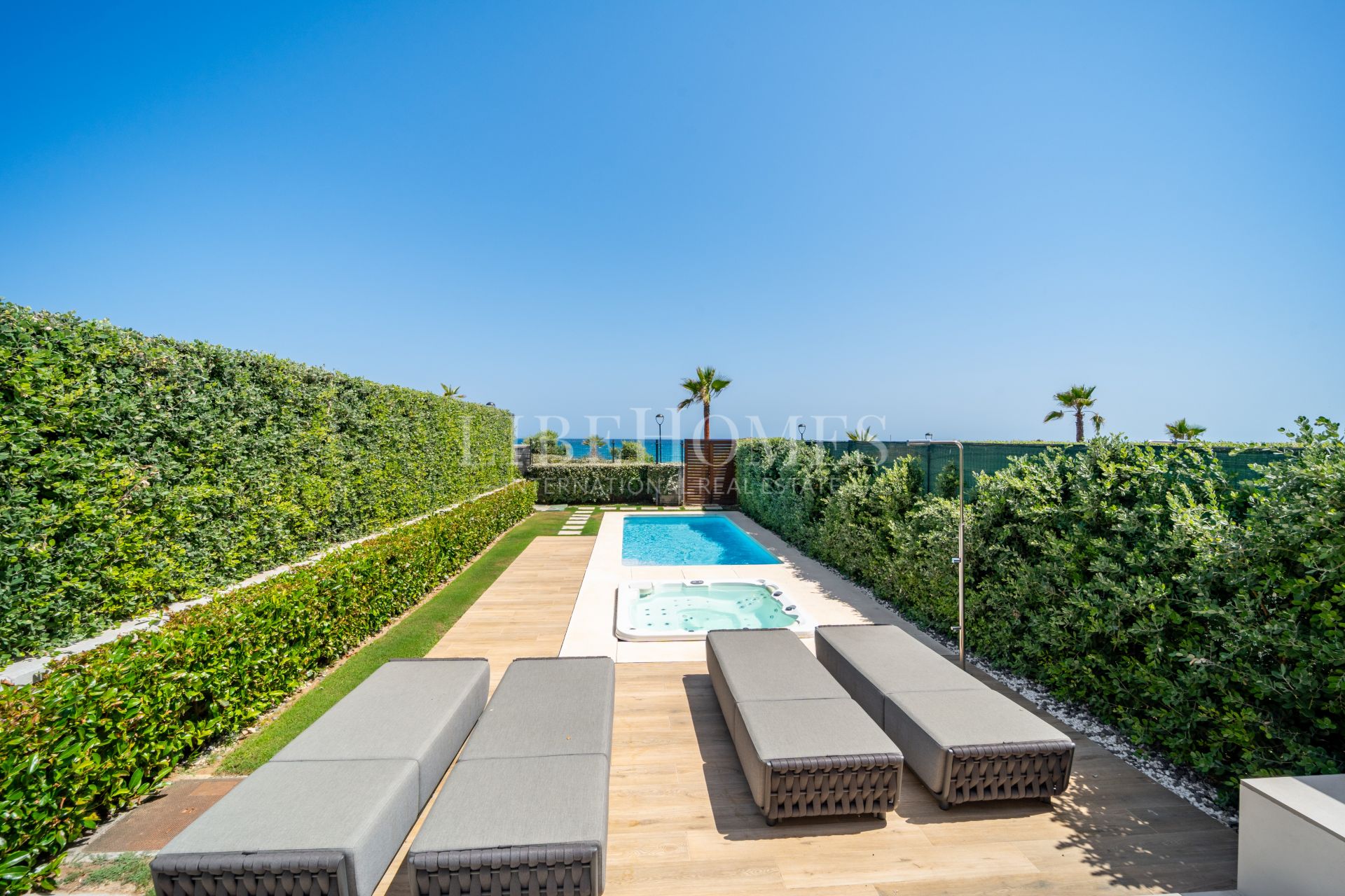 Casa adosada en primera línea de playa, con piscina privada, Estepona