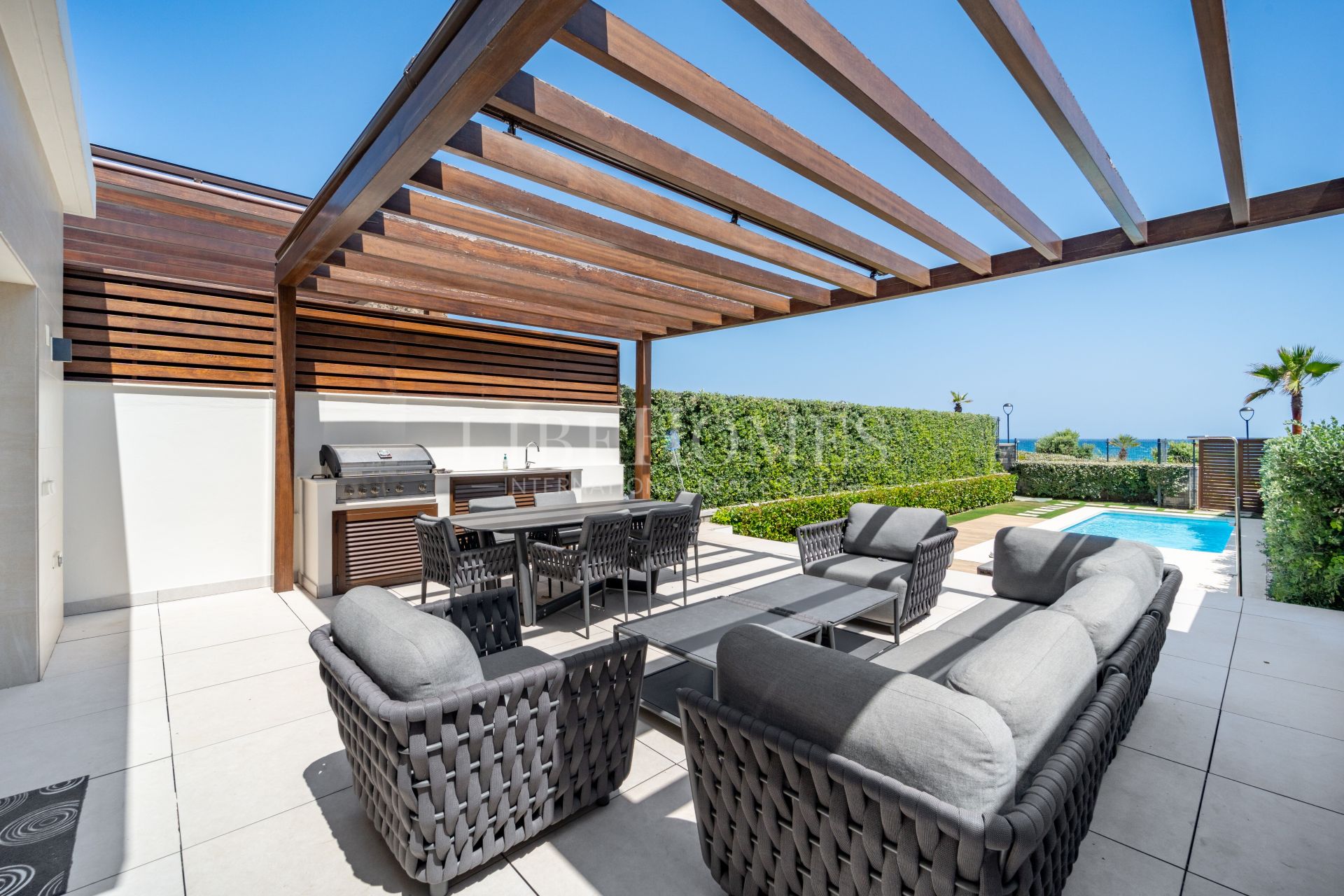 Casa adosada en primera línea de playa, con piscina privada, Estepona