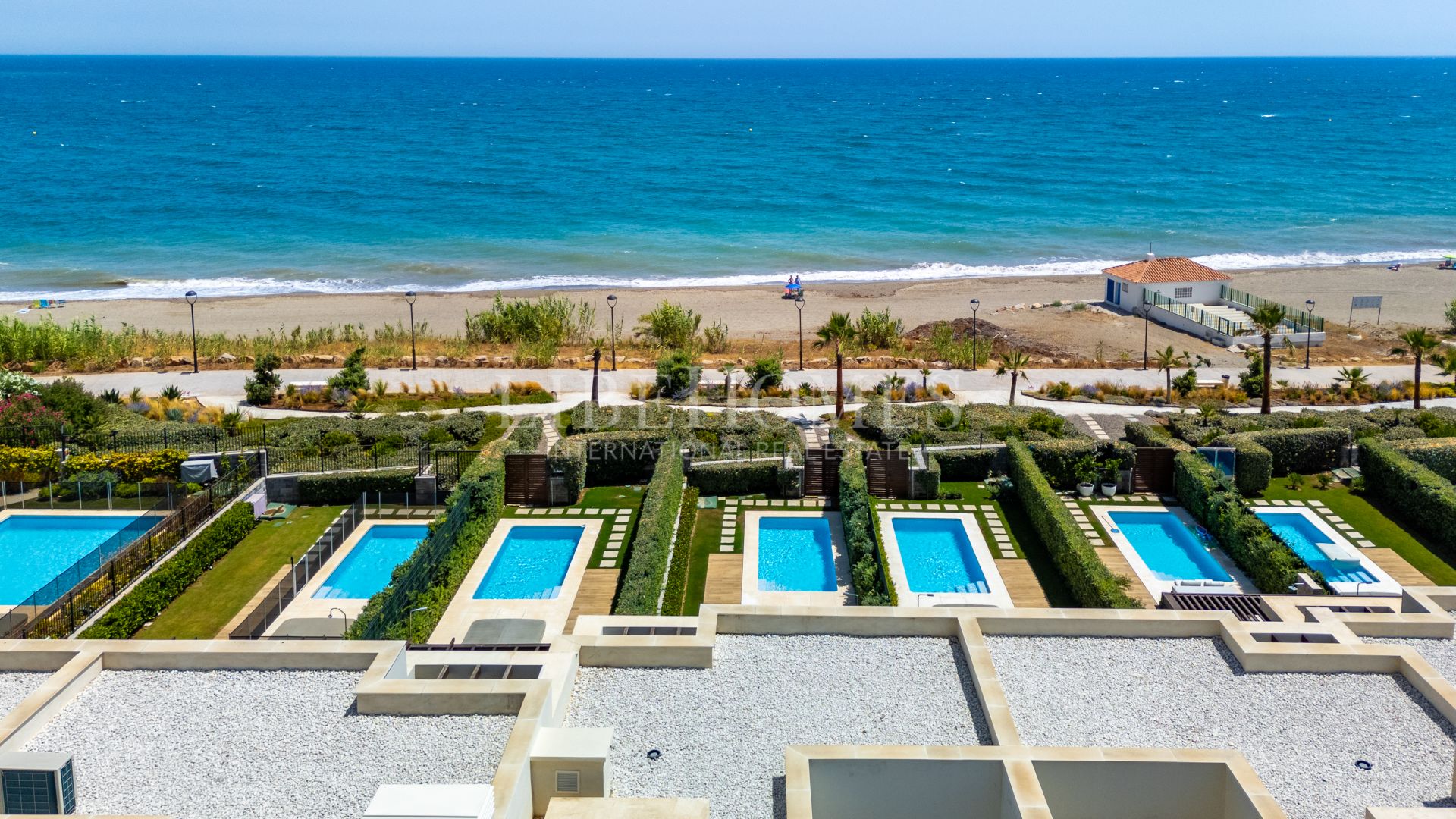 Casa adosada en primera línea de playa, con piscina privada, Estepona