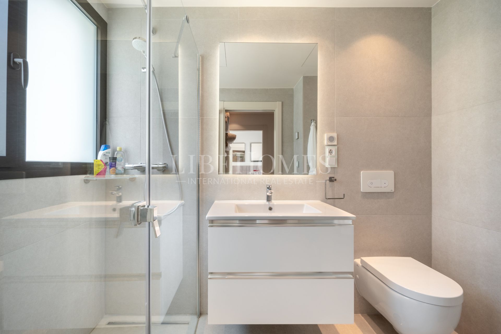 Casa adosada en primera línea de playa, con piscina privada, Estepona