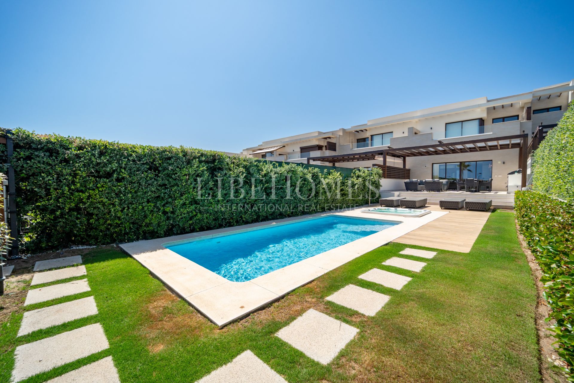 Casa adosada en primera línea de playa, con piscina privada, Estepona