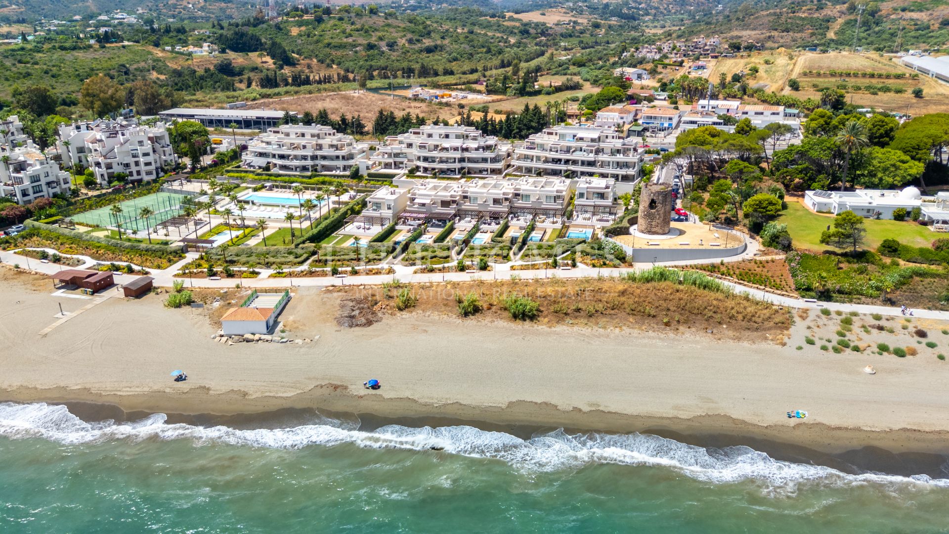 Casa adosada en primera línea de playa, con piscina privada, Estepona