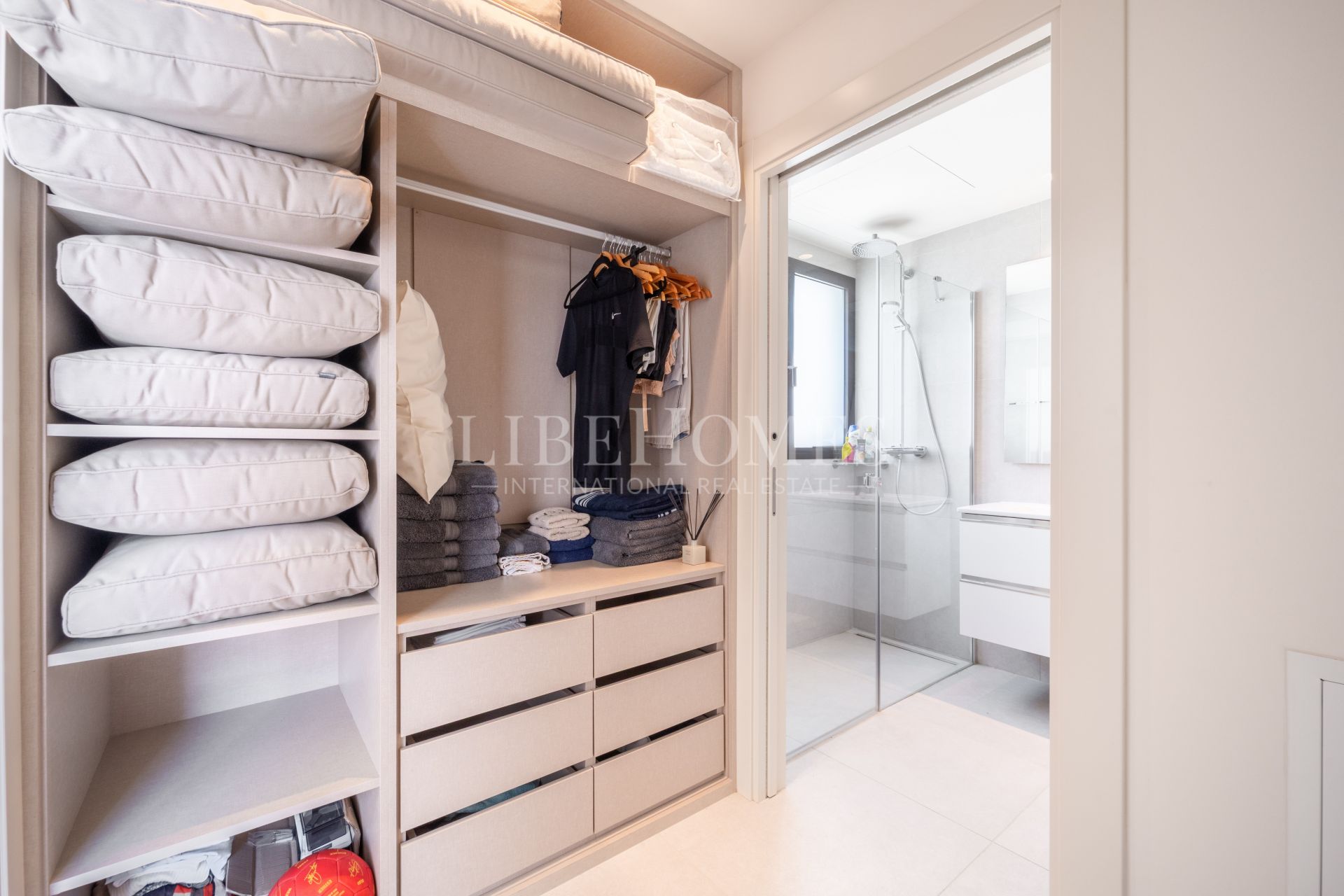 Casa adosada en primera línea de playa, con piscina privada, Estepona