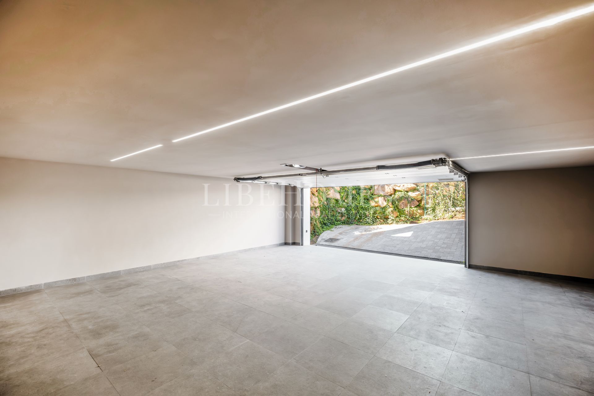 Modern luxury villa in El Paraiso, New Golden Mile, Estepona