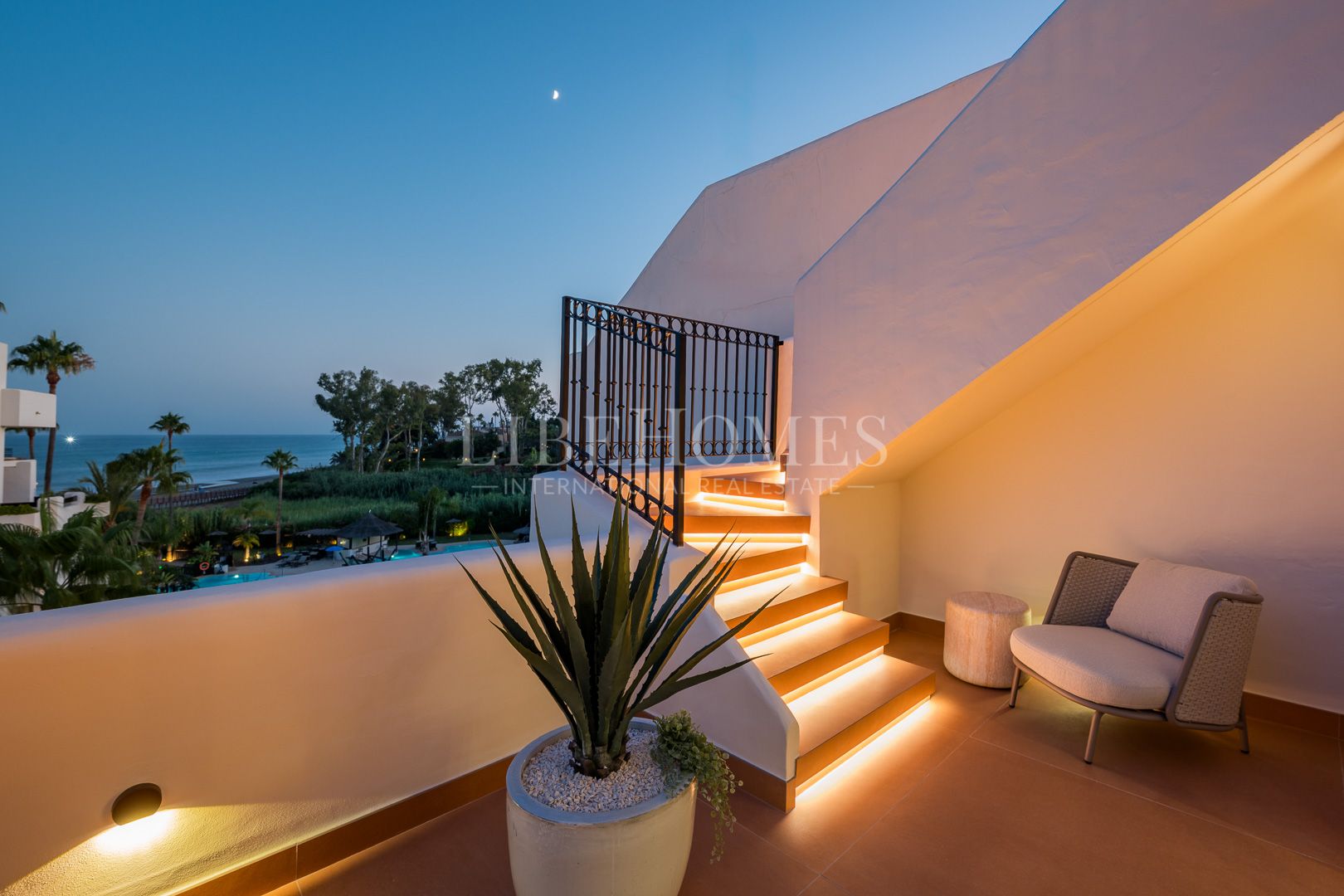 Ático dúplex en primera línea de playa con vistas al mar en Estepona