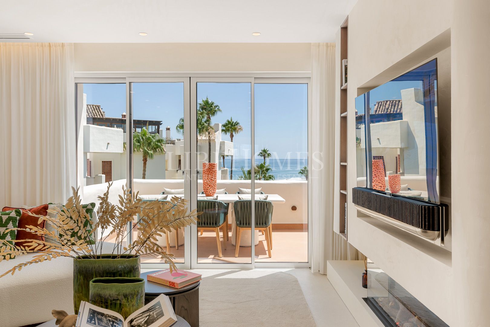 Ático dúplex en primera línea de playa con vistas al mar en Estepona