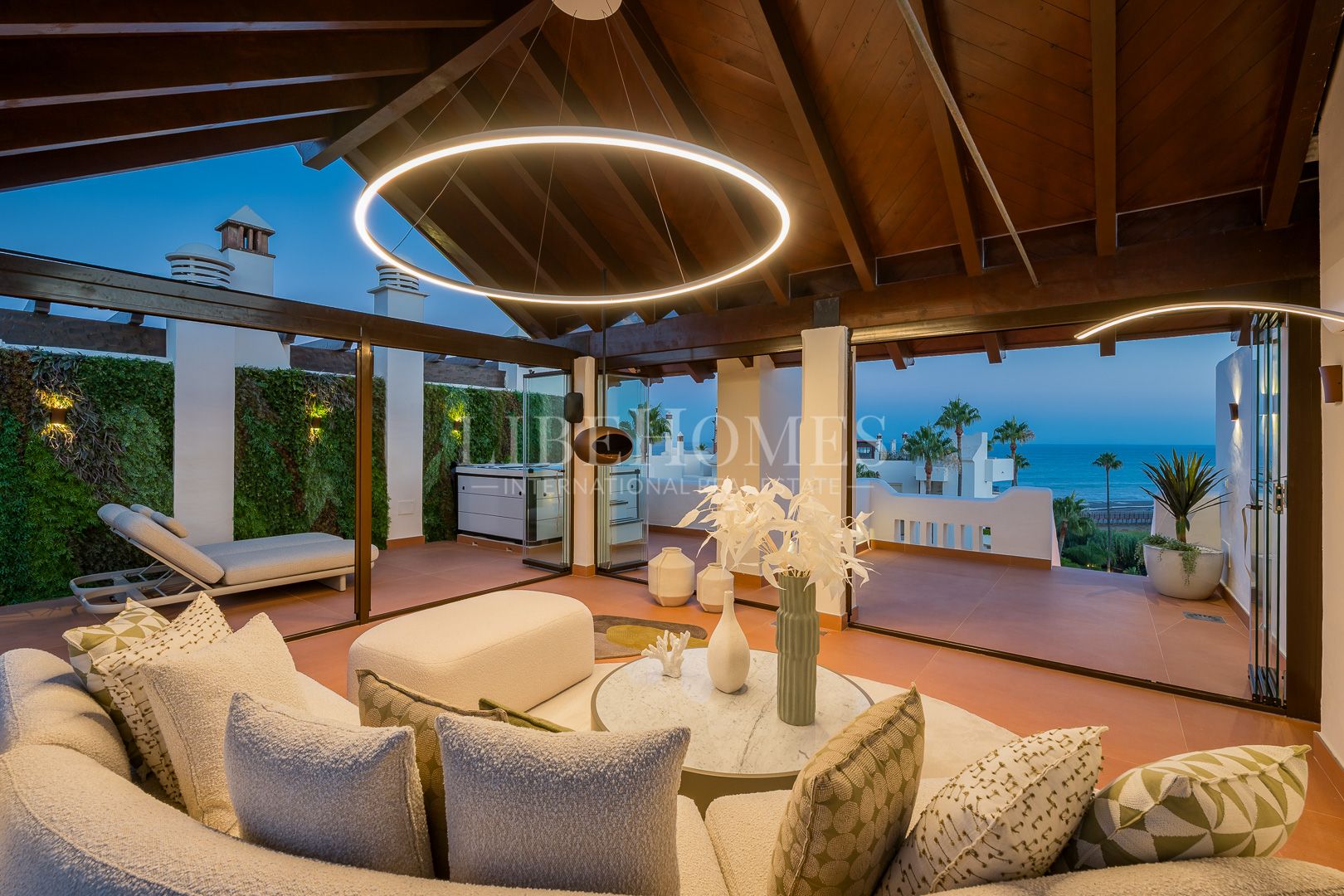 Ático dúplex en primera línea de playa con vistas al mar en Estepona