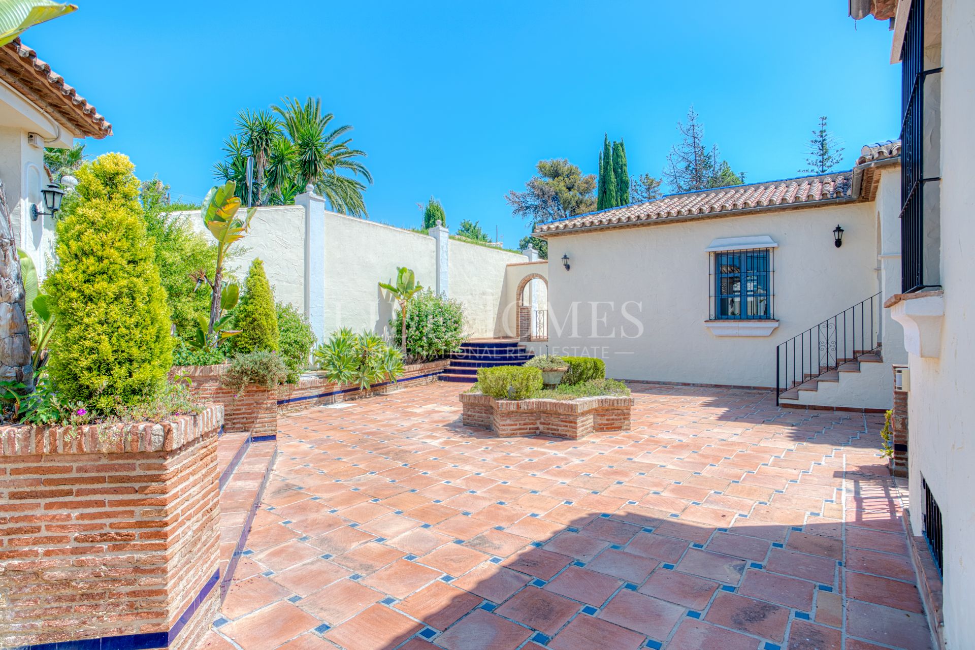 Вилла на продажу в Estepona Hills, Эстепона (вся)