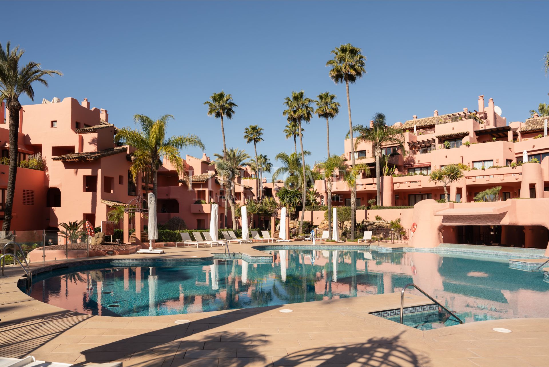 Apartamento planta baja, 1ª línea de playa, New Golden Mile, Estepona