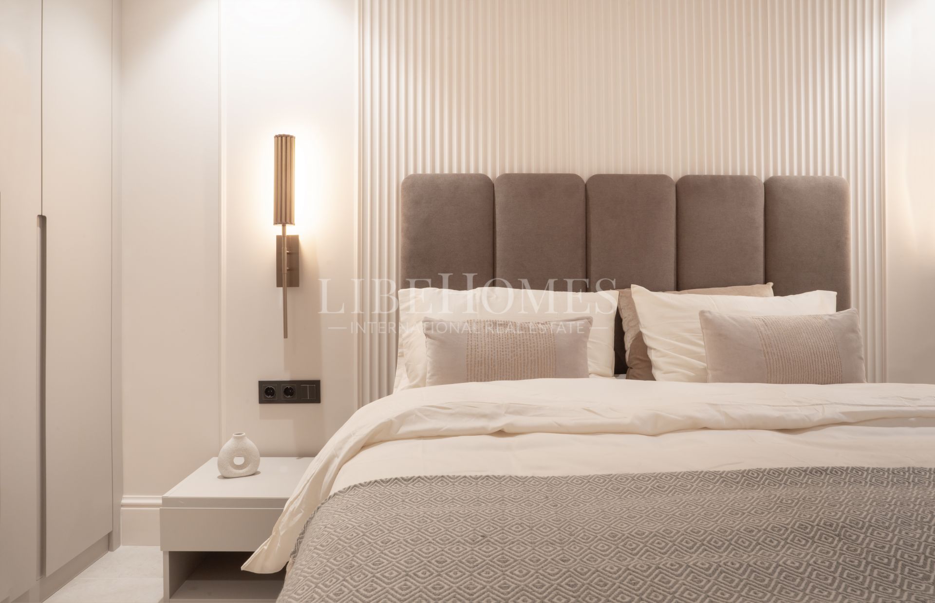 Apartamento planta baja, 1ª línea de playa, New Golden Mile, Estepona