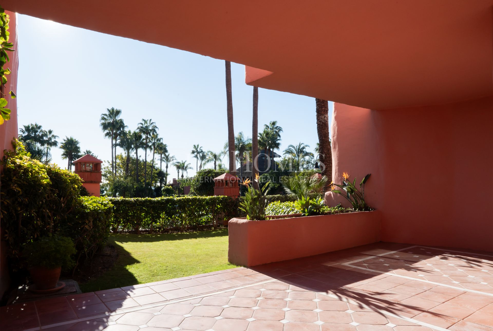 Apartamento planta baja, 1ª línea de playa, New Golden Mile, Estepona