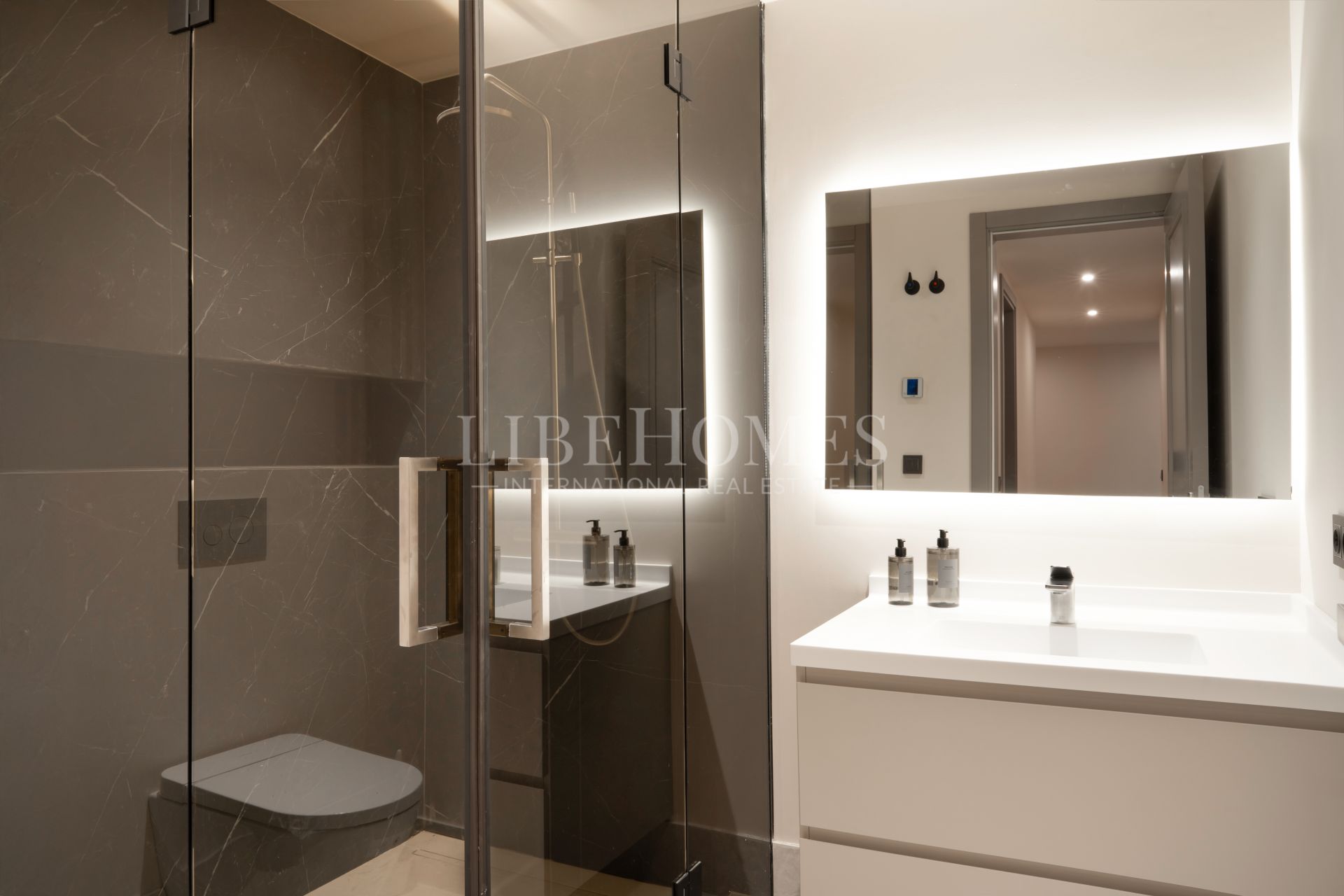 Apartamento planta baja, 1ª línea de playa, New Golden Mile, Estepona