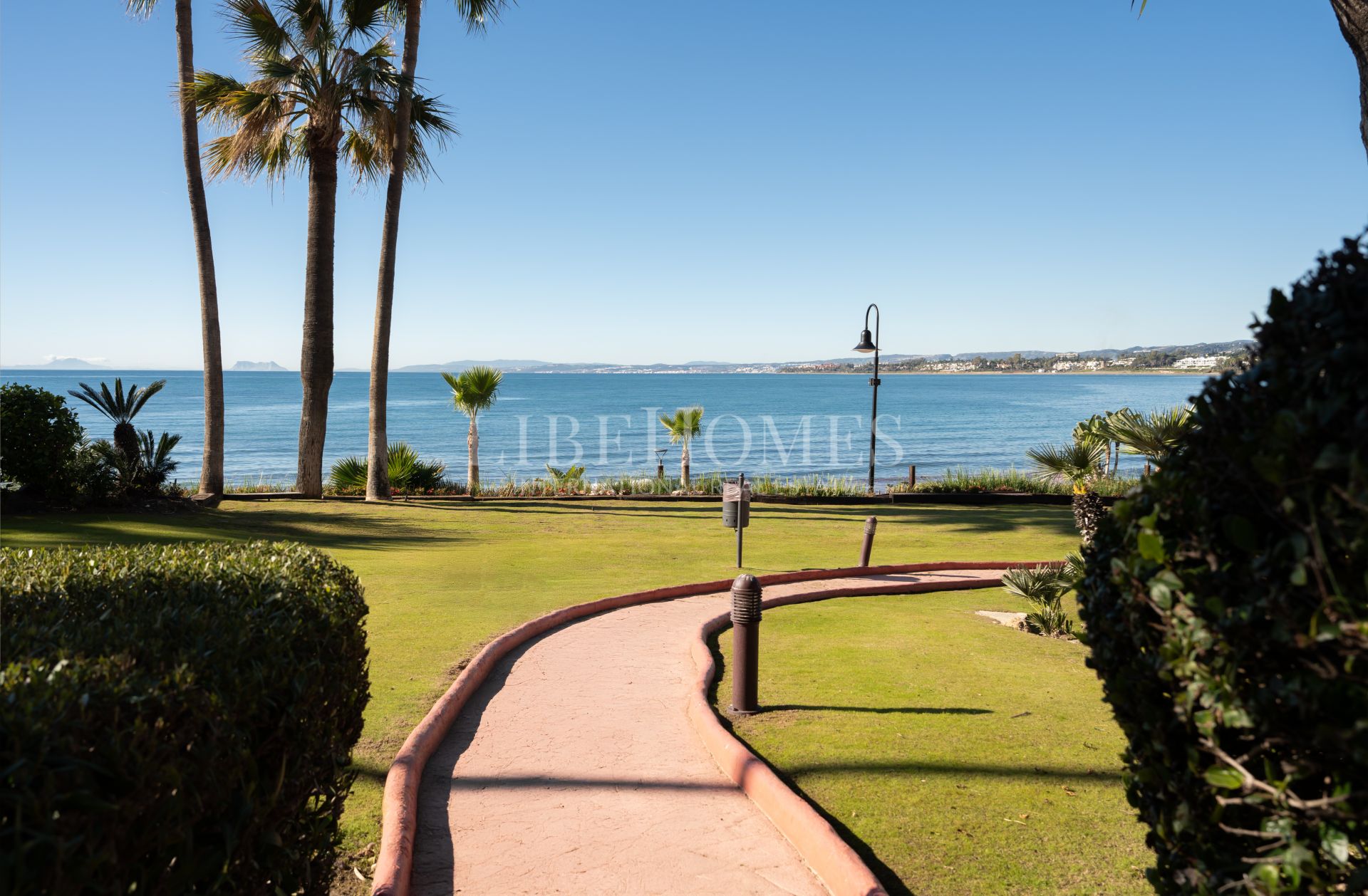 Apartamento planta baja, 1ª línea de playa, New Golden Mile, Estepona