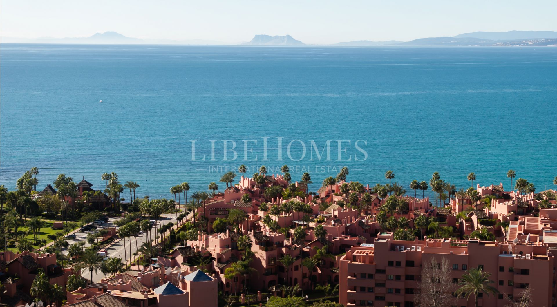 Apartamento planta baja, 1ª línea de playa, New Golden Mile, Estepona