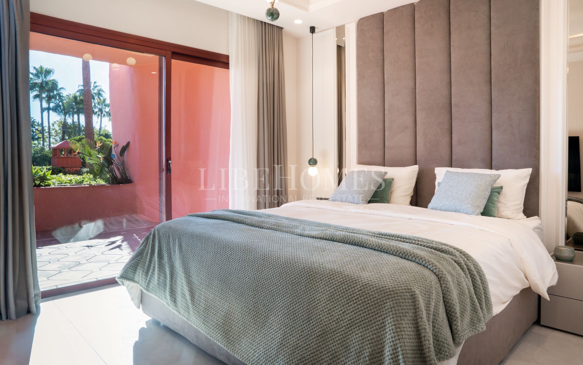 Apartamento planta baja, 1ª línea de playa, New Golden Mile, Estepona