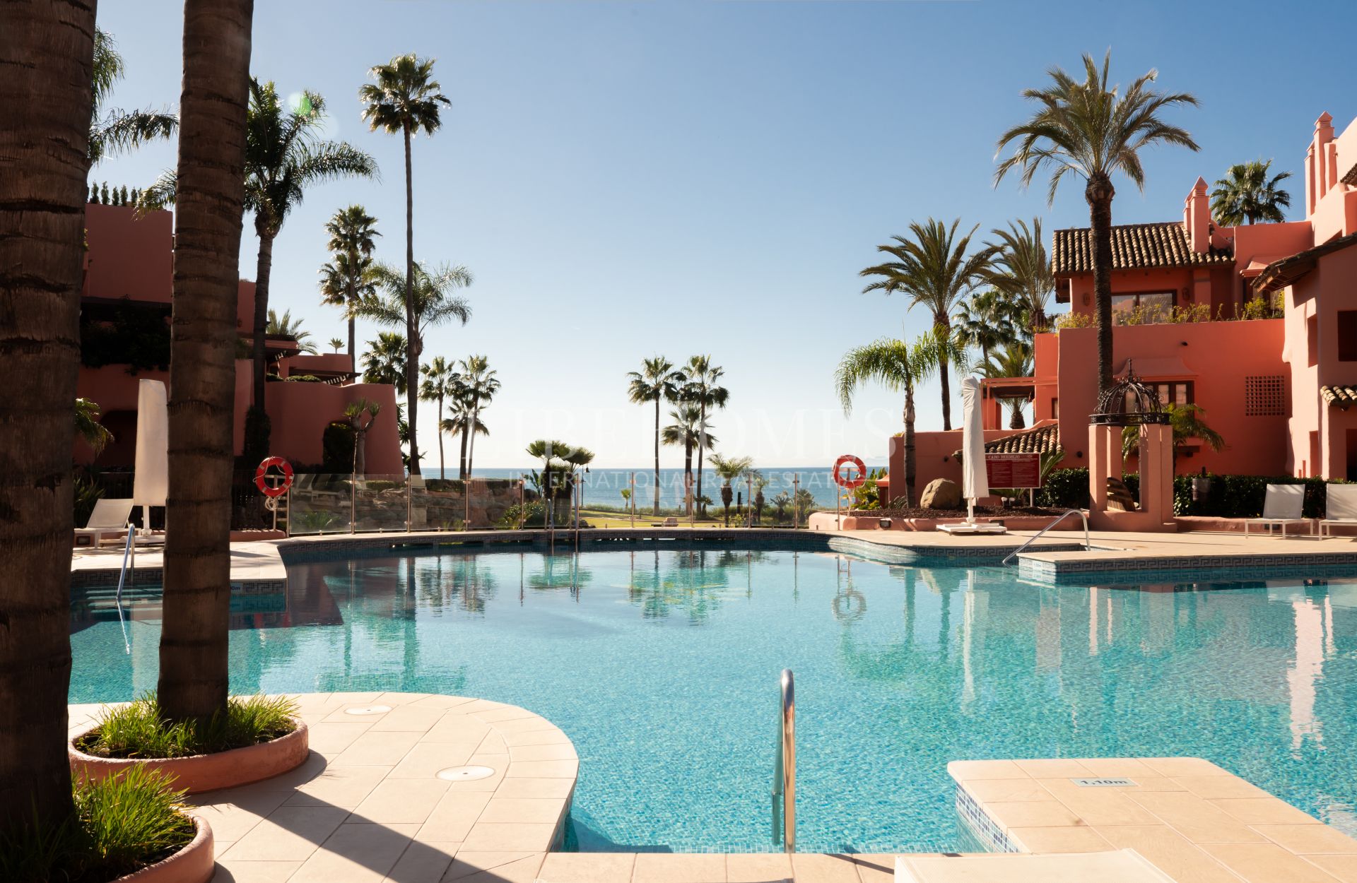 Apartamento planta baja, 1ª línea de playa, New Golden Mile, Estepona