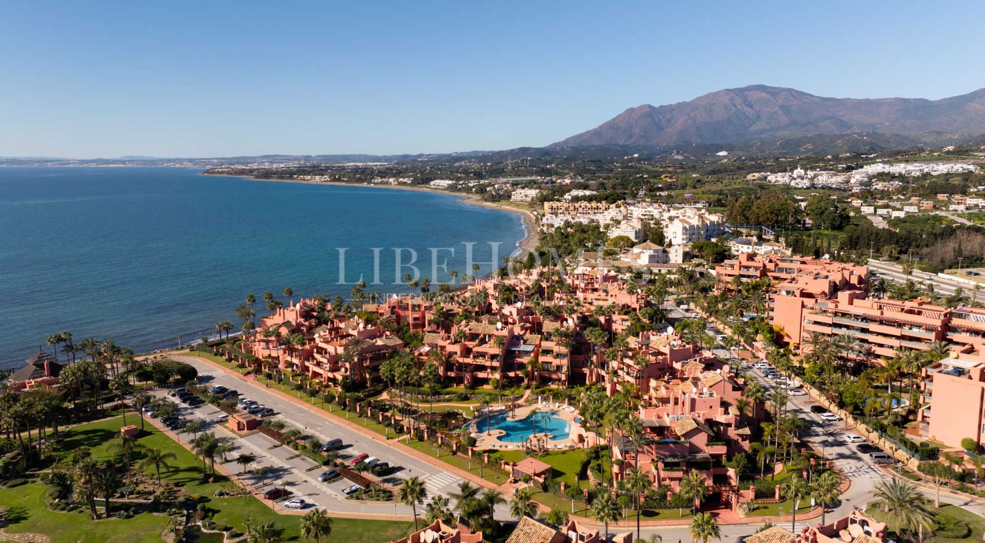 Apartamento planta baja, 1ª línea de playa, New Golden Mile, Estepona