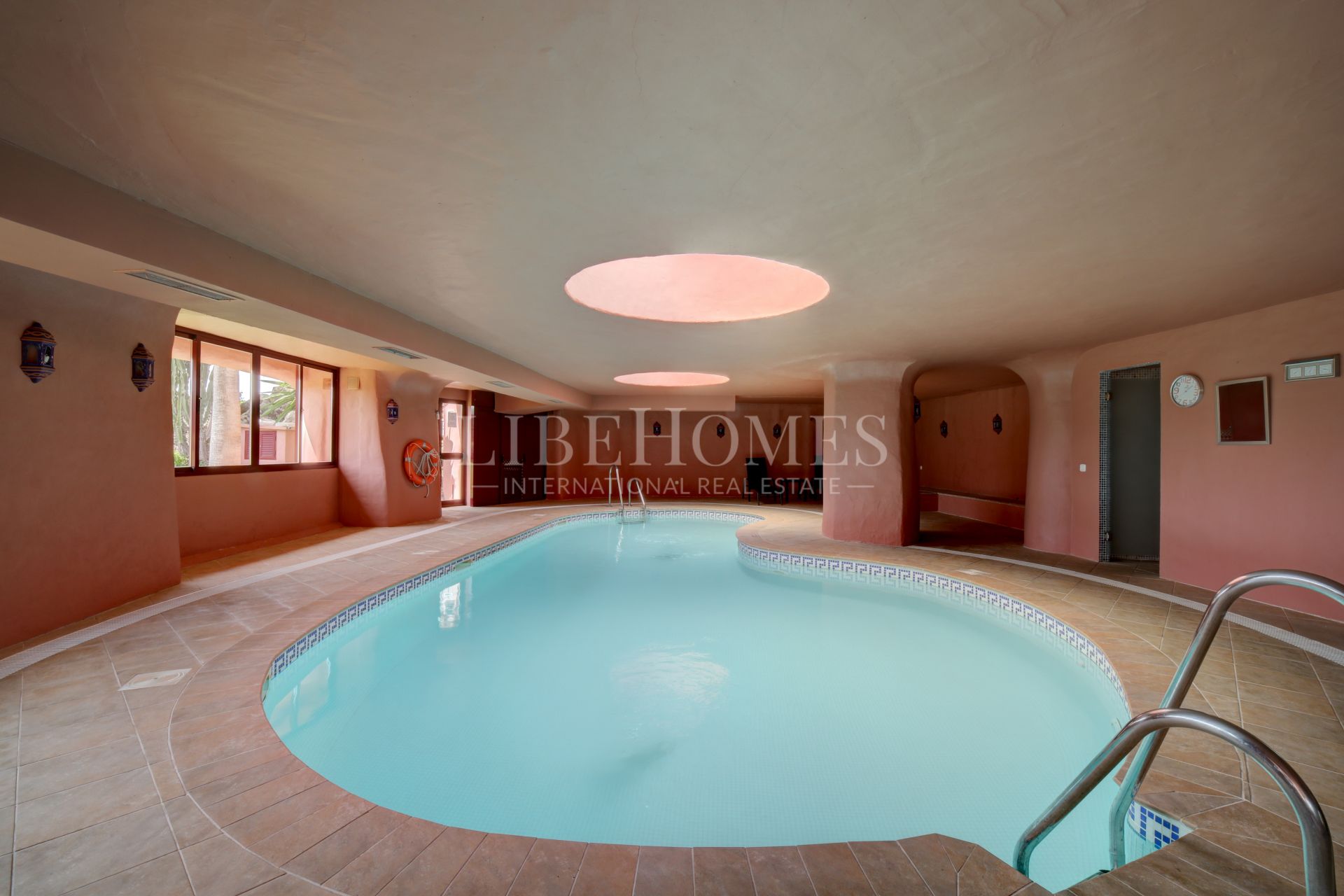 Duplex penthouse, 1ère ligne plage, vue mer, New Golden Mile, Estepona