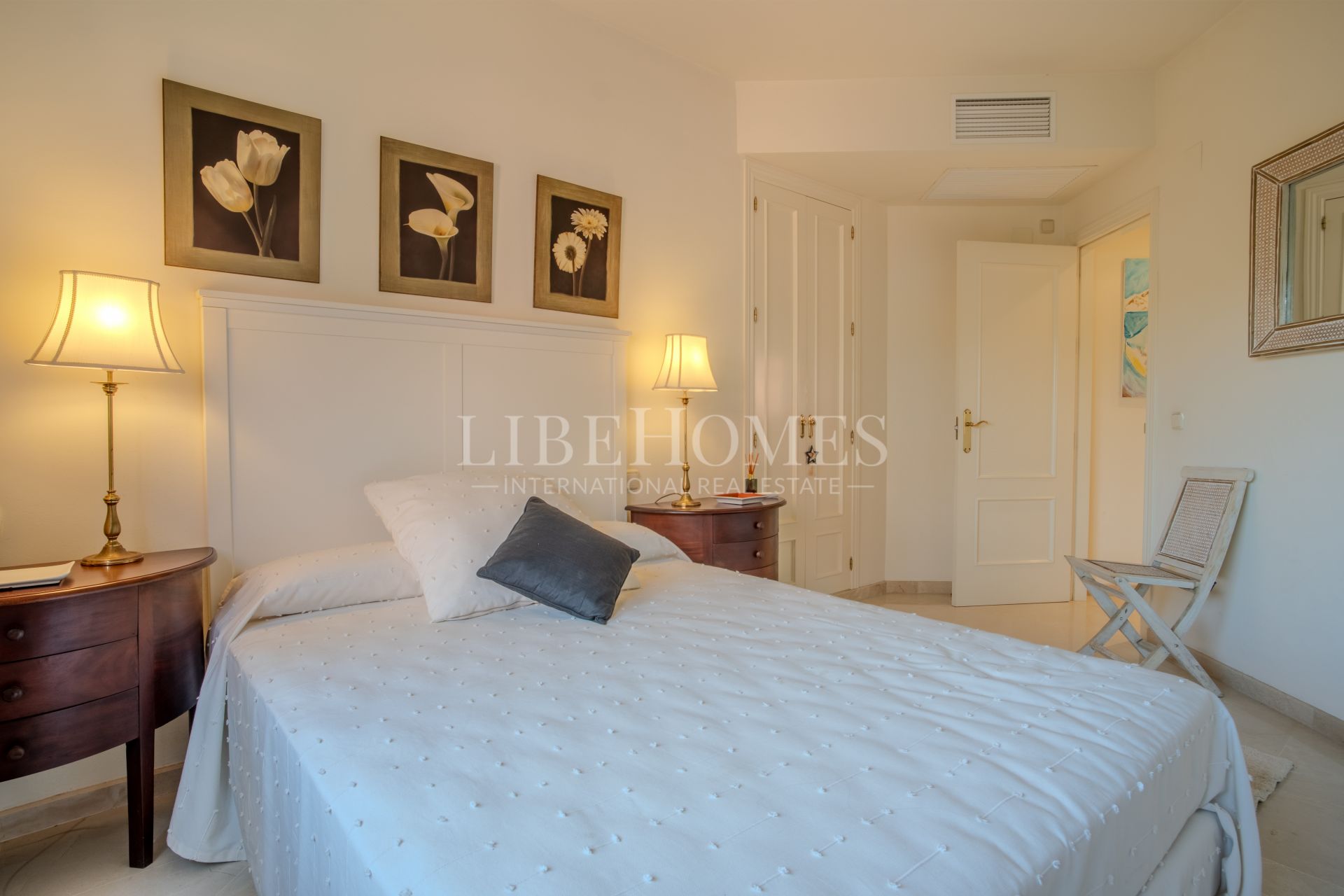 Duplex penthouse, 1ère ligne plage, vue mer, New Golden Mile, Estepona