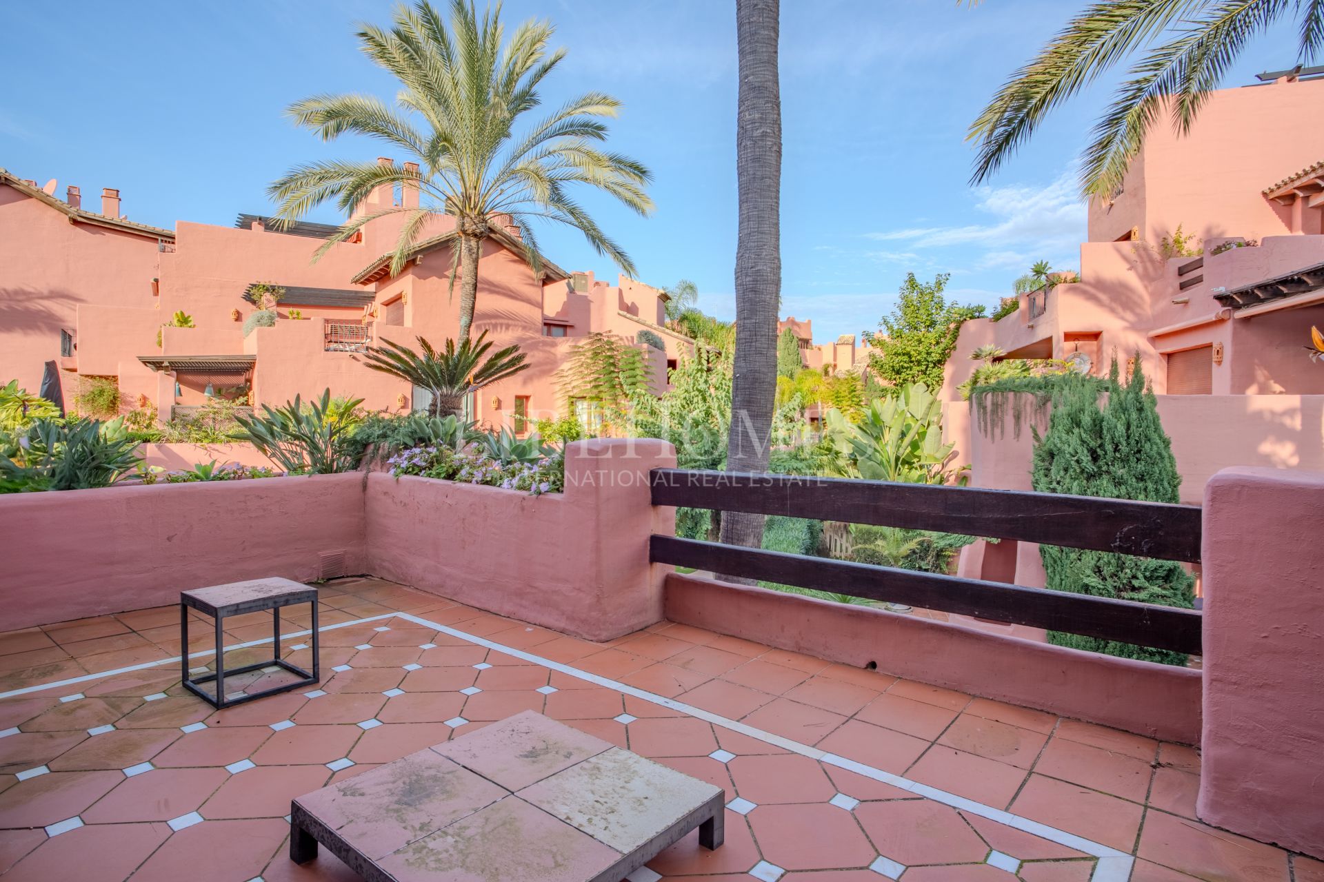 Duplex penthouse, 1ère ligne plage, vue mer, New Golden Mile, Estepona