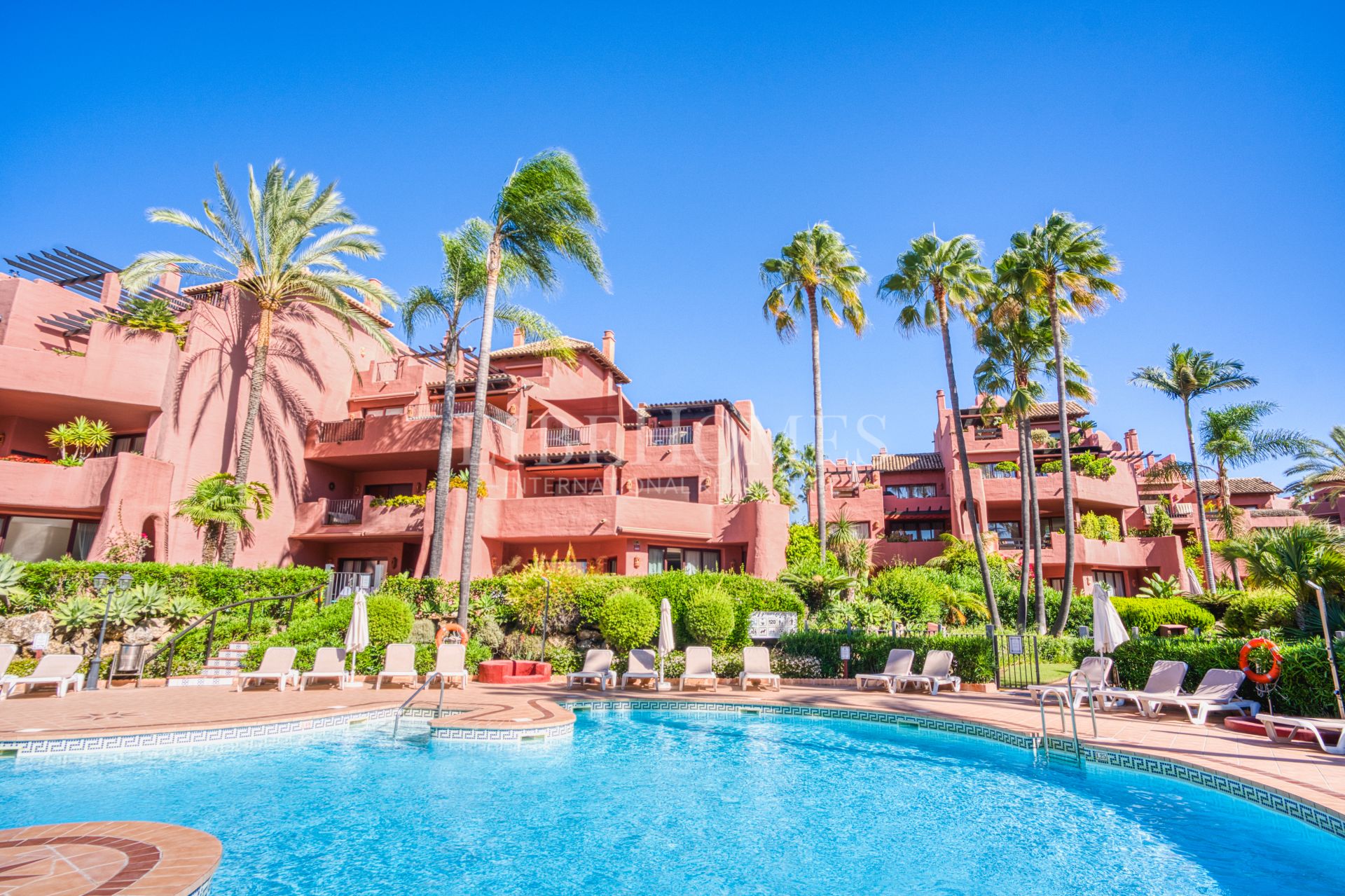 Duplex penthouse, 1ère ligne plage, vue mer, New Golden Mile, Estepona