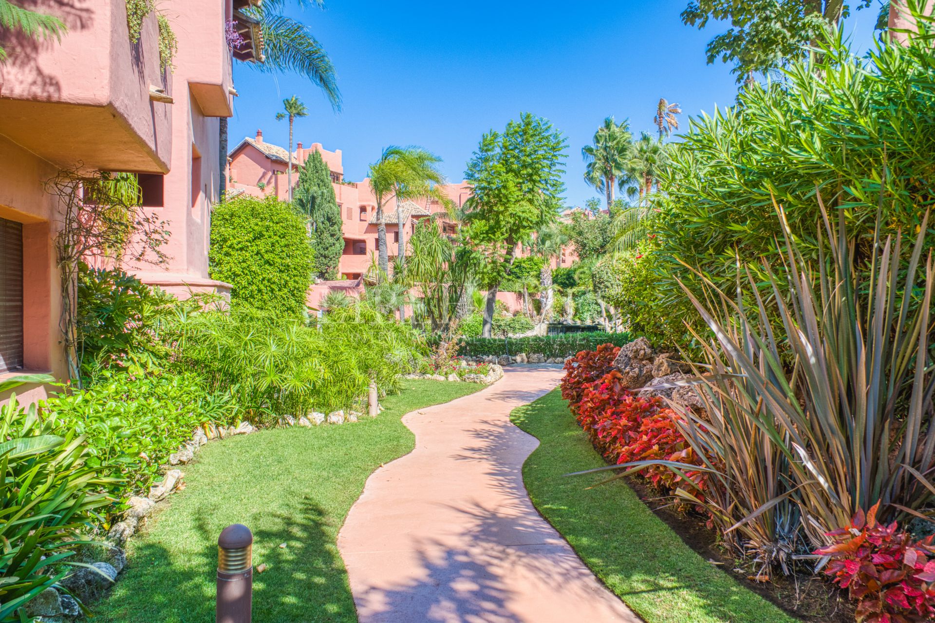 Duplex penthouse, 1ère ligne plage, vue mer, New Golden Mile, Estepona