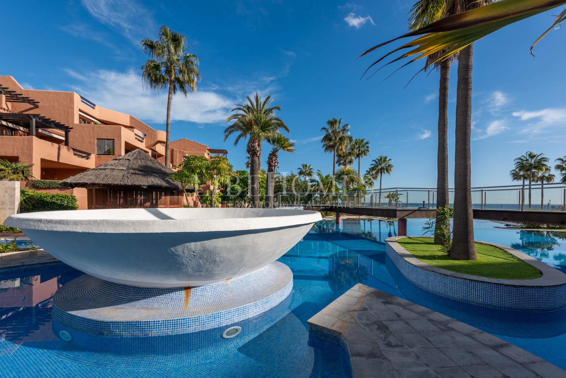 Beautiful beachfront apartment with sea views in Estepona