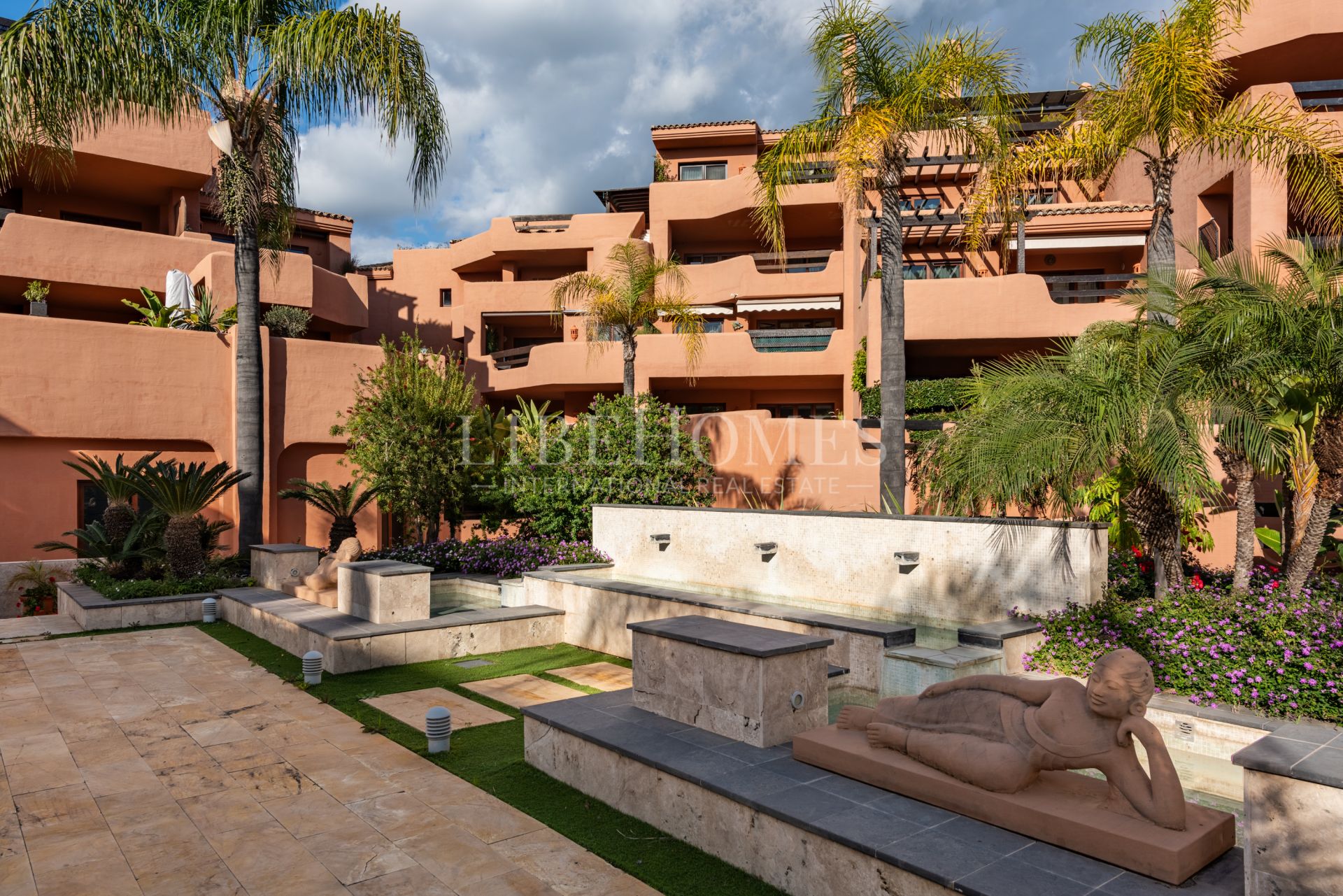 Beautiful beachfront apartment with sea views in Estepona