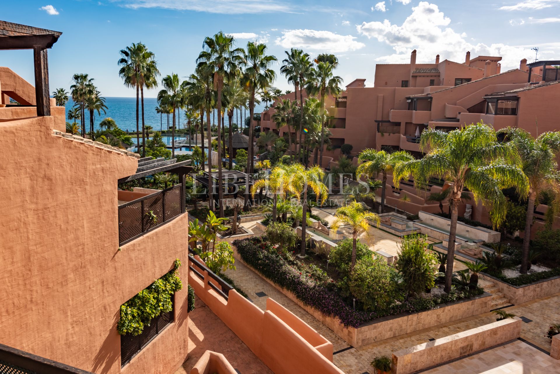 Beautiful beachfront apartment with sea views in Estepona