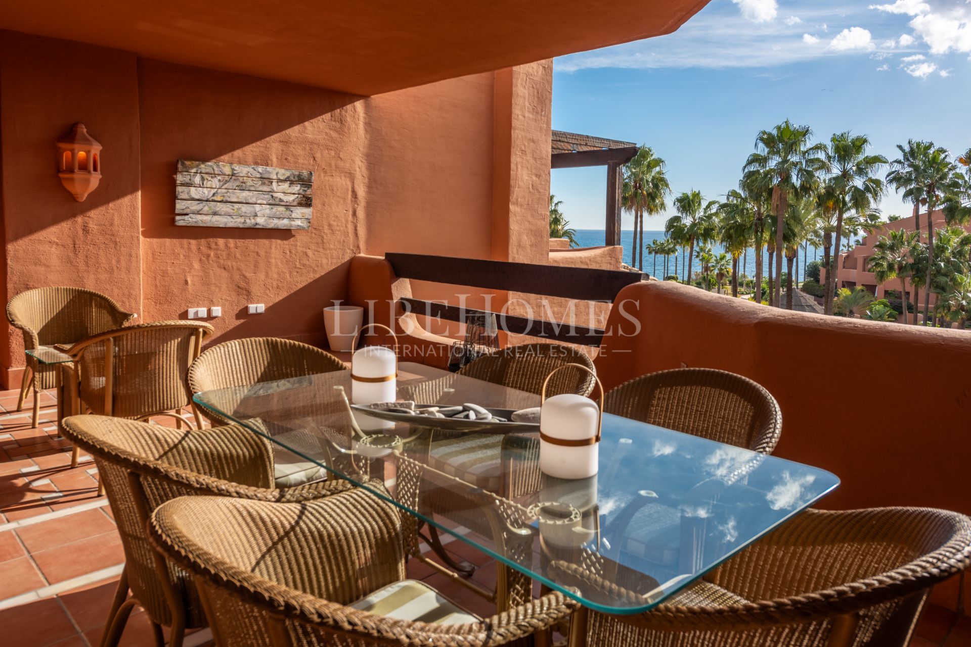 Beautiful beachfront apartment with sea views in Estepona