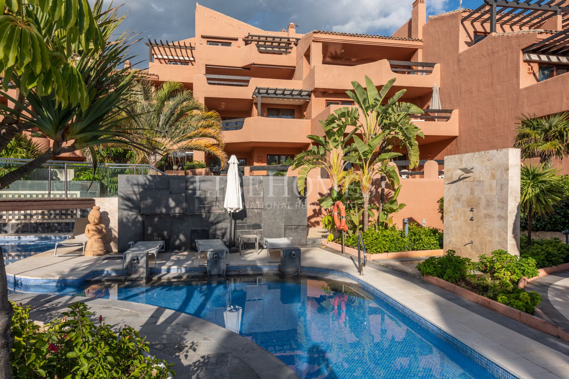 Beautiful beachfront apartment with sea views in Estepona
