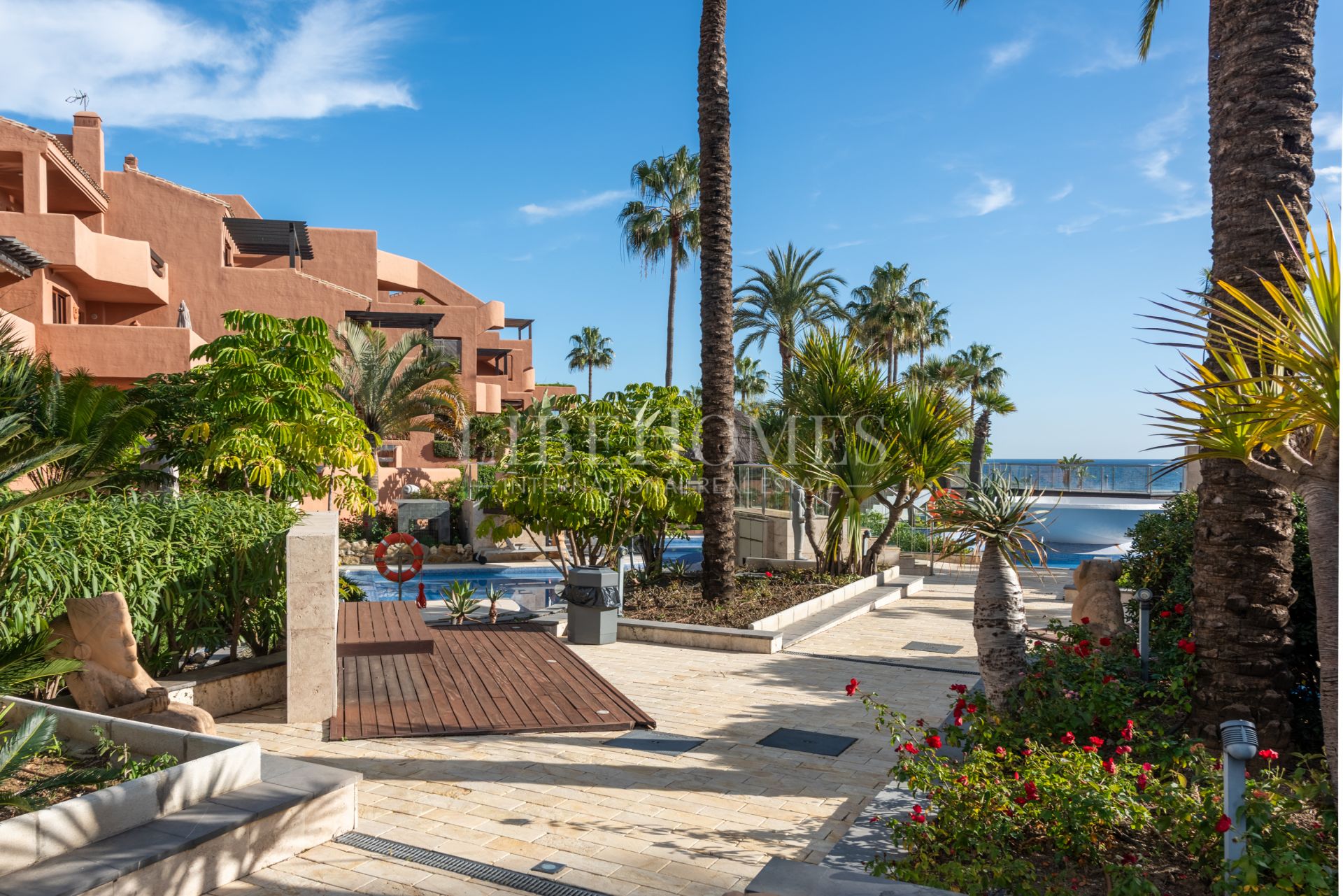 Beautiful beachfront apartment with sea views in Estepona