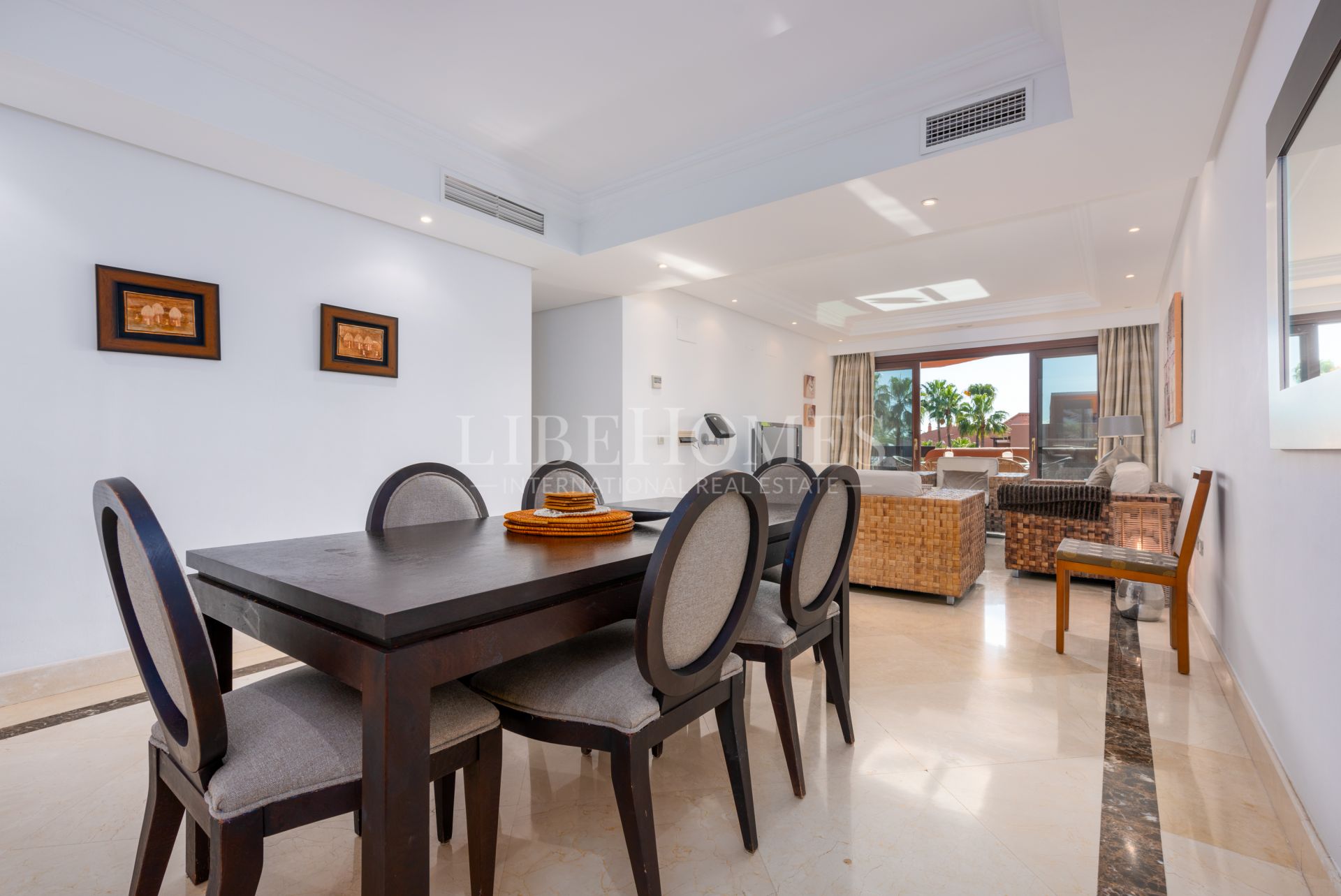 Beautiful beachfront apartment with sea views in Estepona