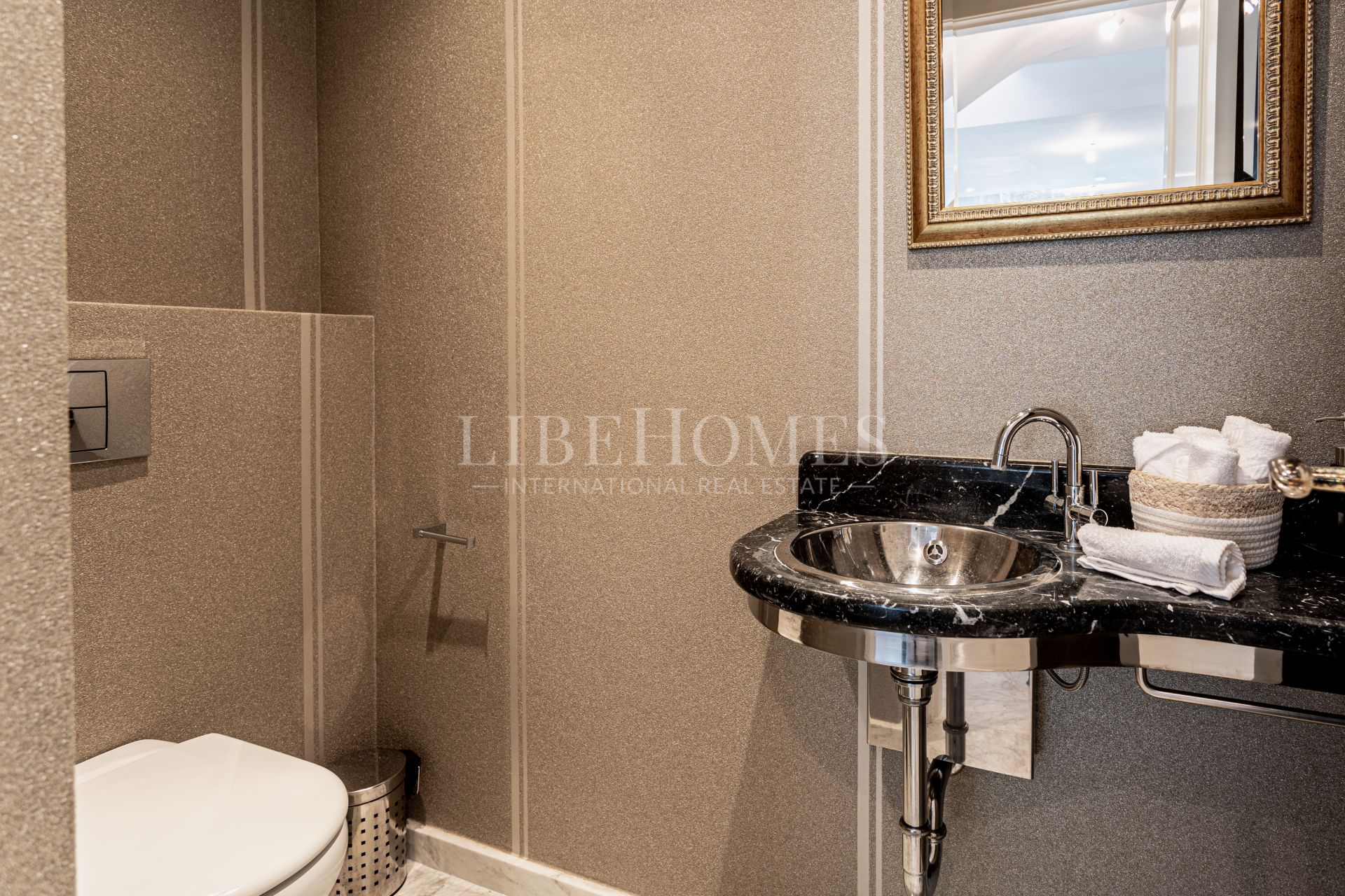 Luxury villa with sea views in Los Monteros Playa, Marbella East