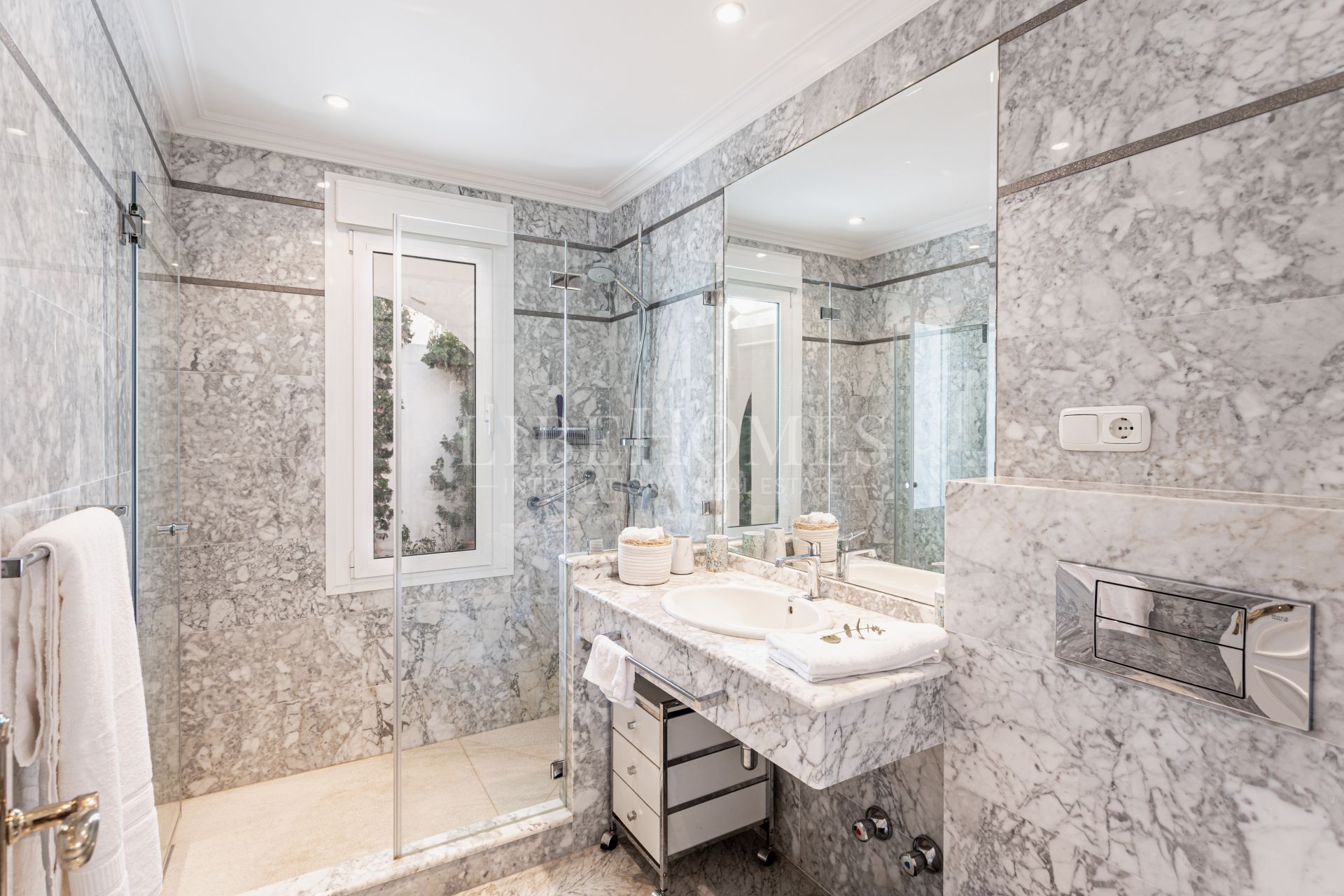 Luxury villa with sea views in Los Monteros Playa, Marbella East